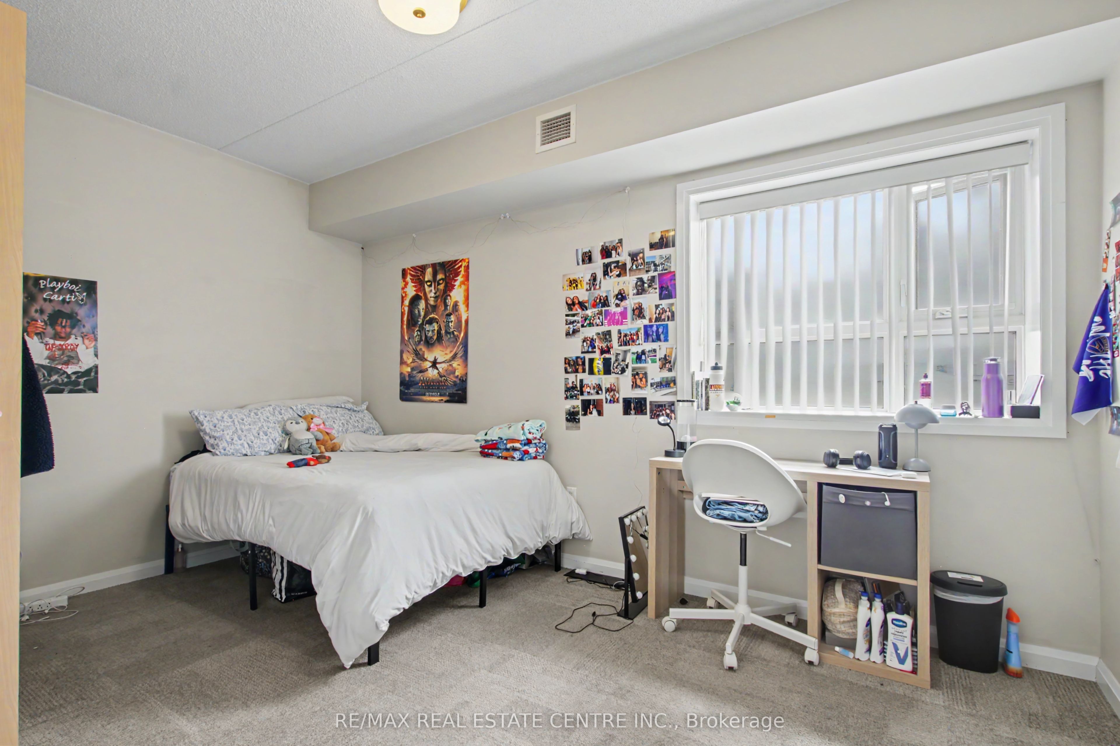 96 University Avenue W Property Photo 23