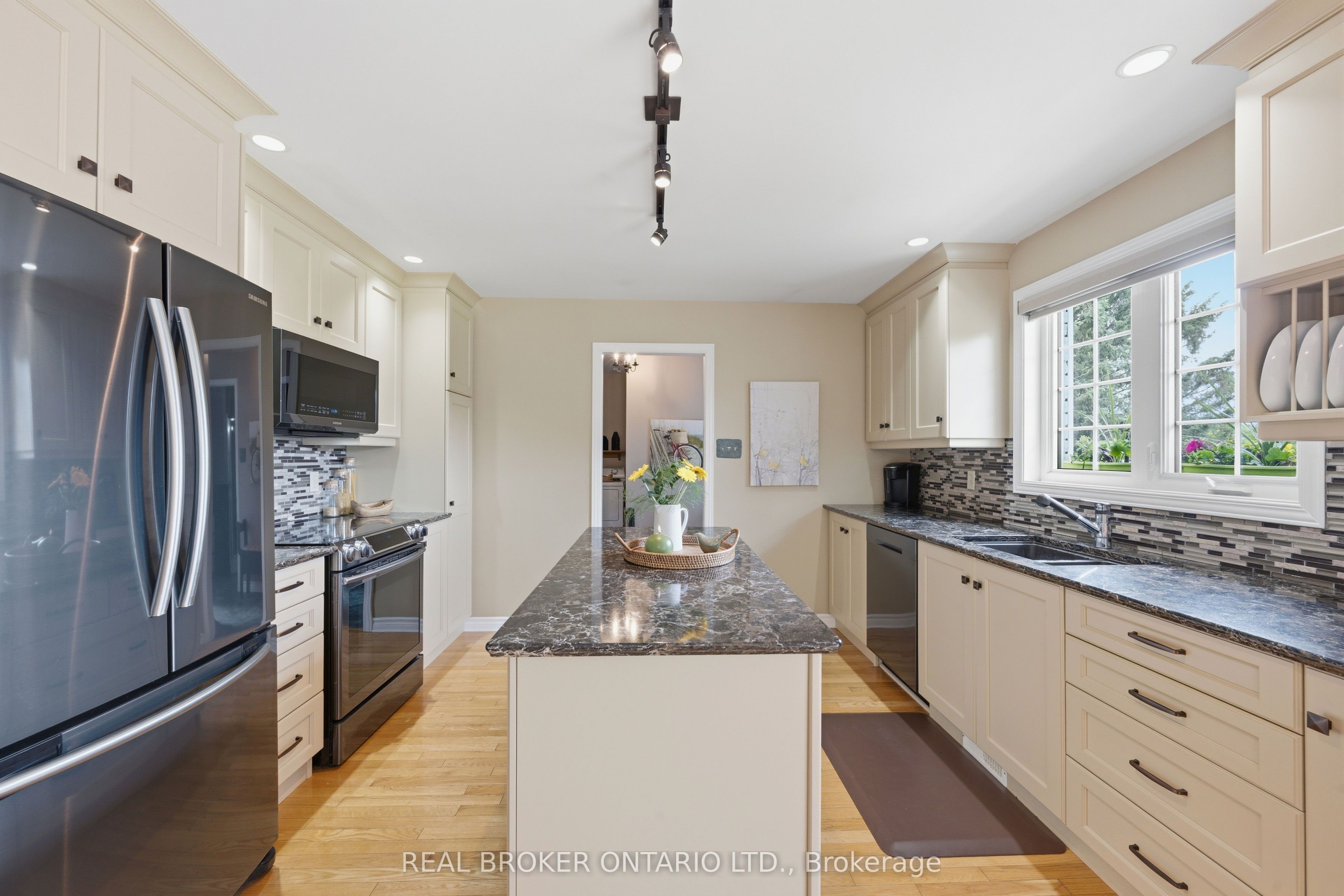 10532 Main Street Property Photo 22