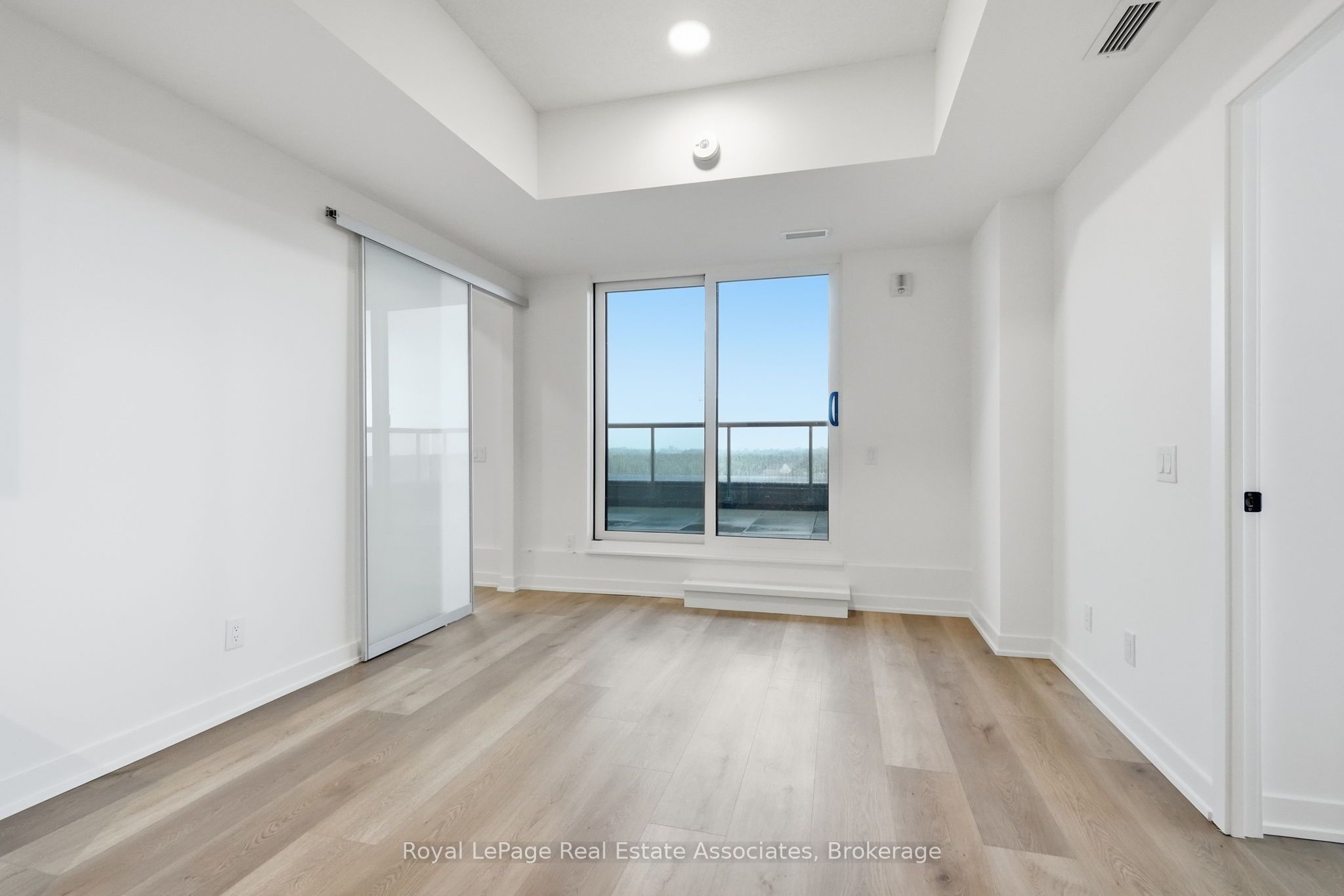 33 Erie Avenue 1704 Property Photo 11