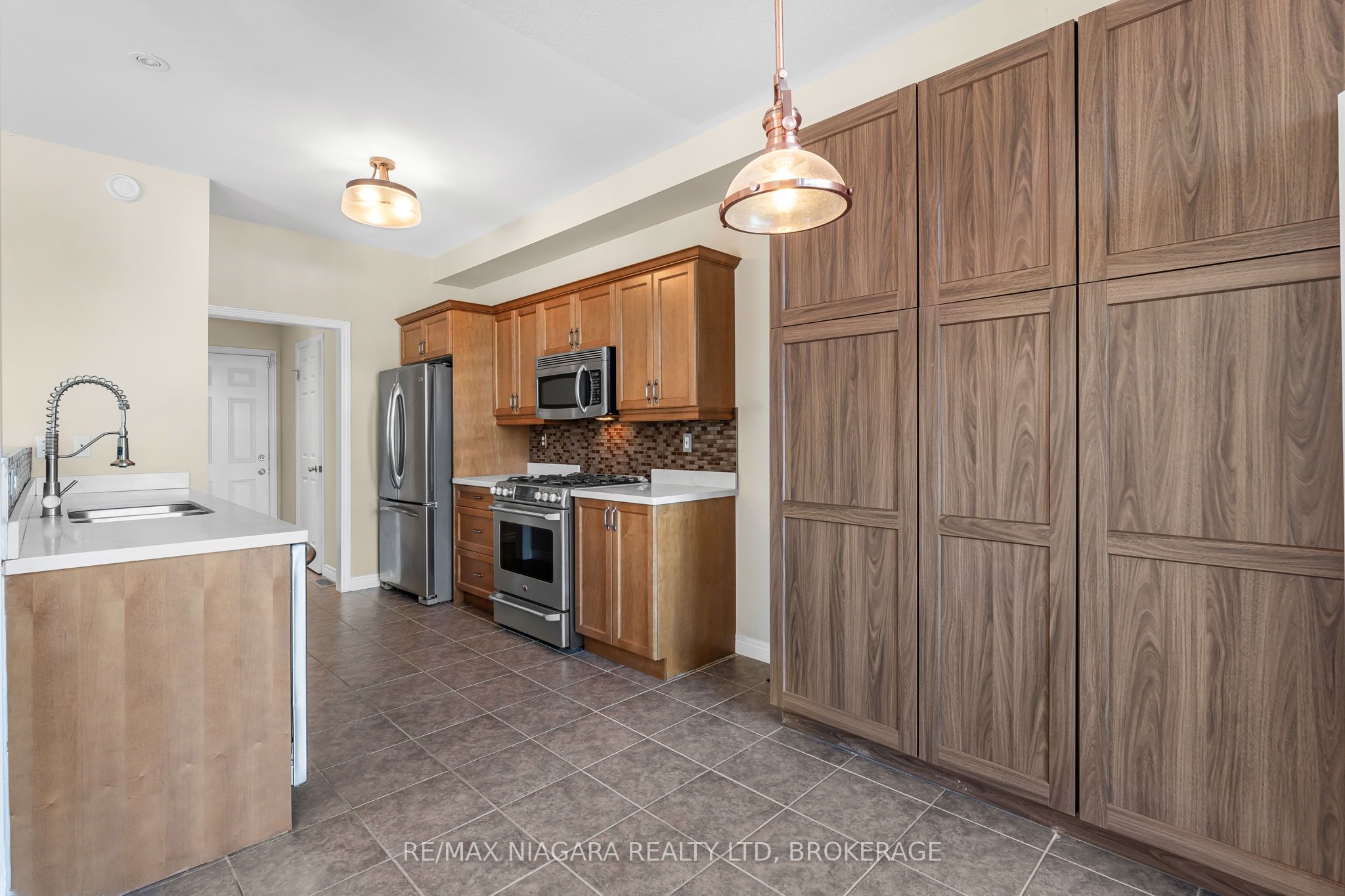 750 Lakeshore Road Property Photo 9