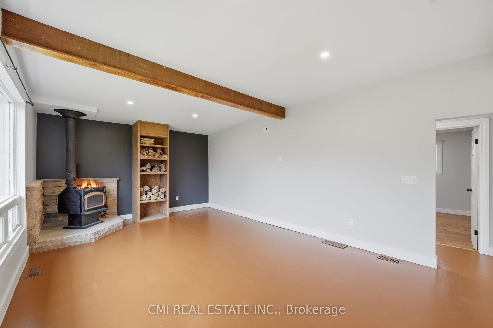 28 River Drive Property Photo 6