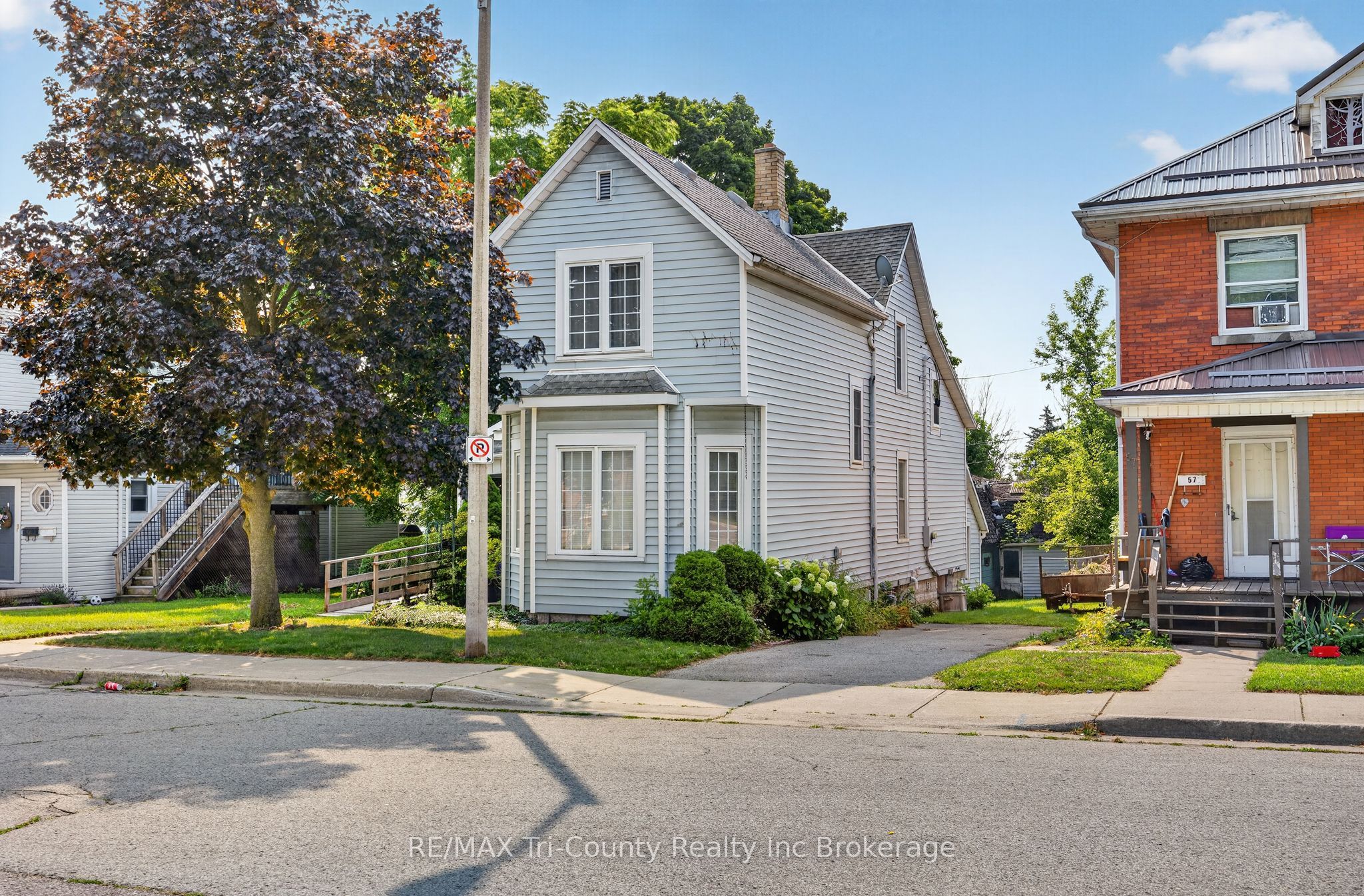 53 Brock Street W Property Photo 4