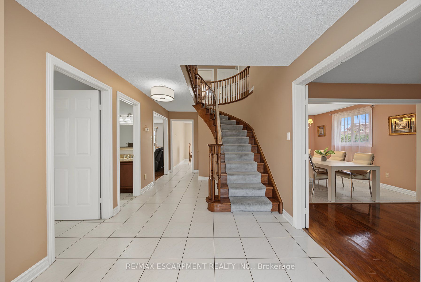 2 Cresthaven Drive Property Photo 4