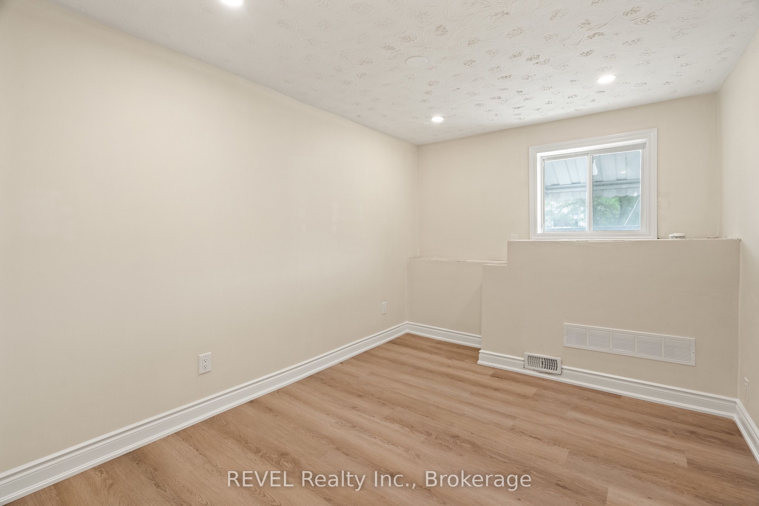 5829 Ferry Street Property Photo 3