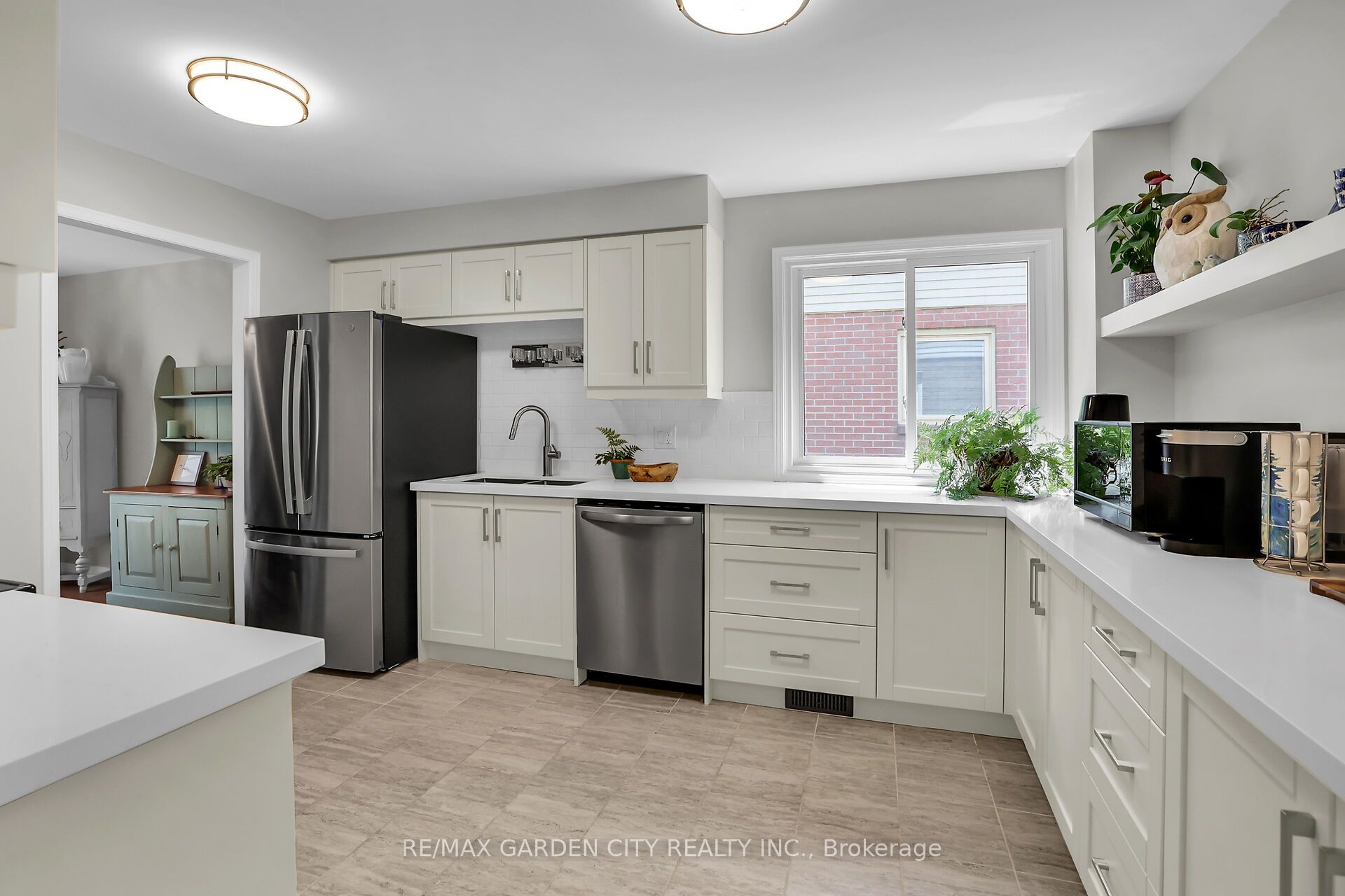 4542 Ivy Gardens Crescent Property Photo 3