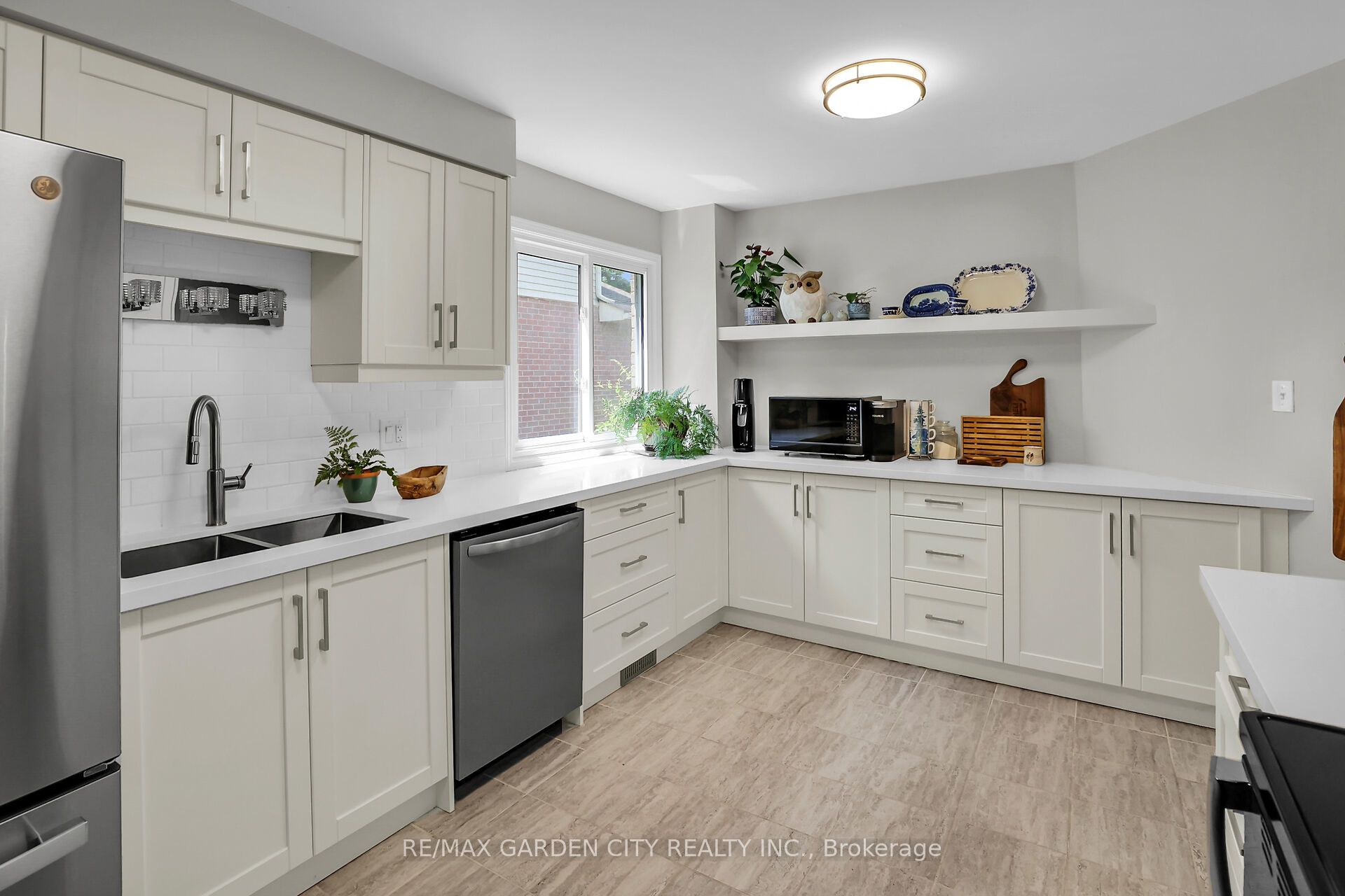 4542 Ivy Gardens Crescent Property Photo 4