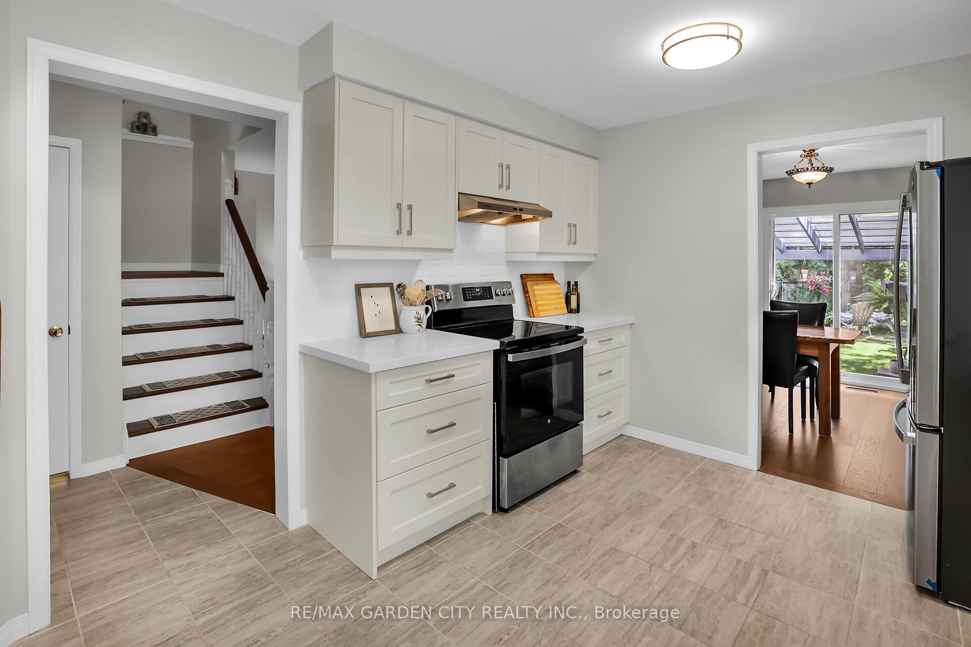 4542 Ivy Gardens Crescent Property Photo 6