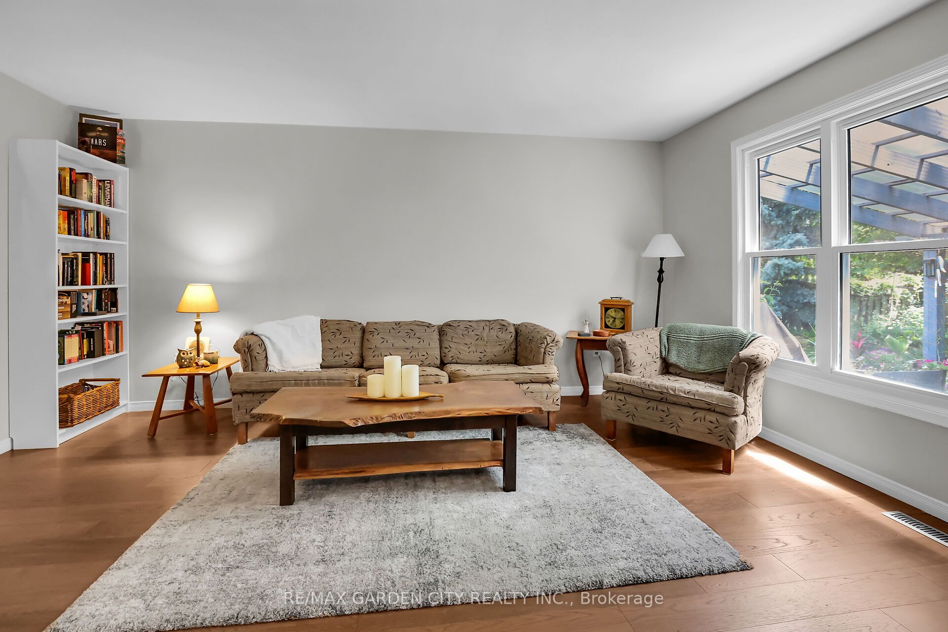 4542 Ivy Gardens Crescent Property Photo 9