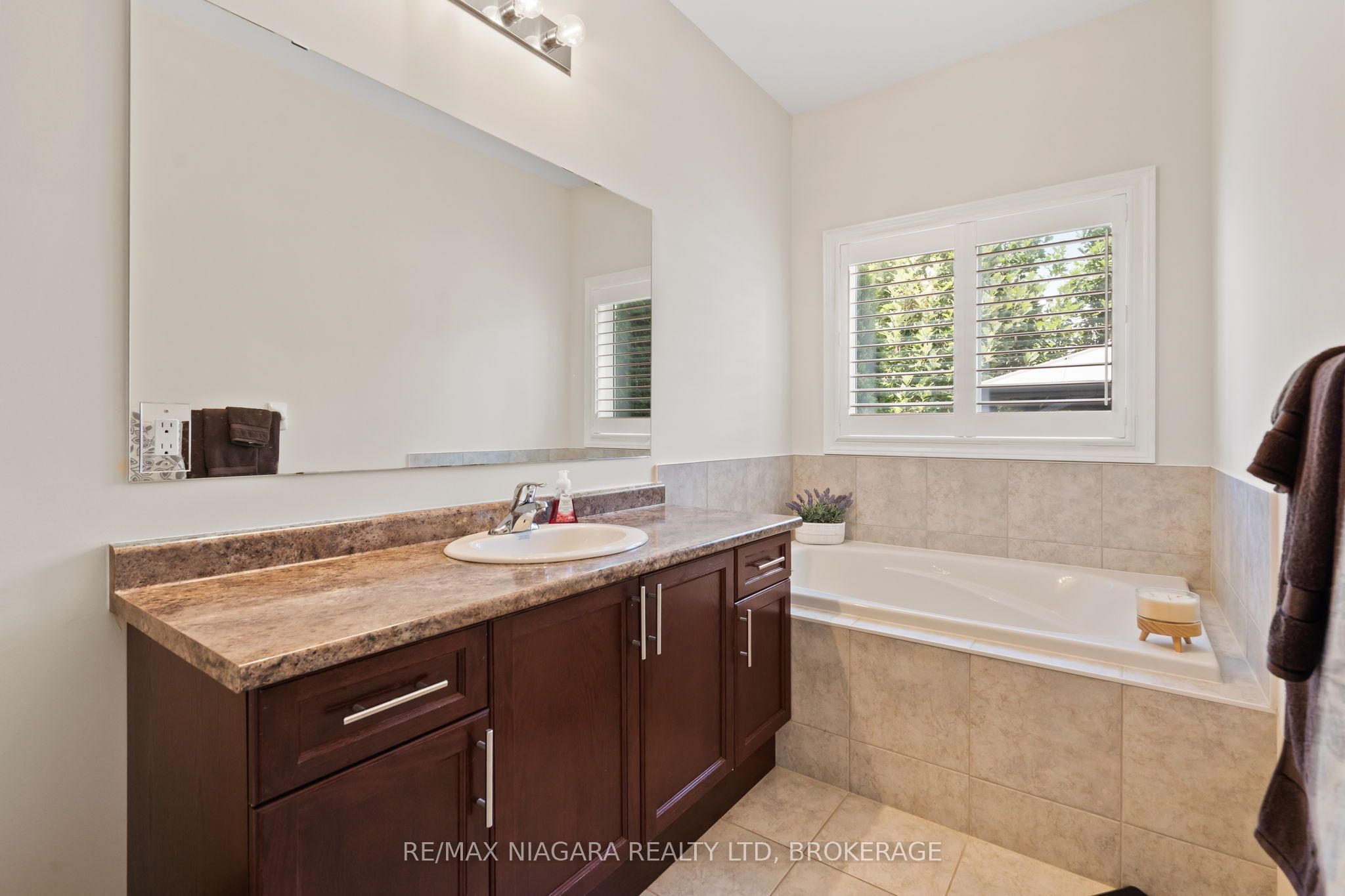 4385 Cinnamon Grove Property Photo 16
