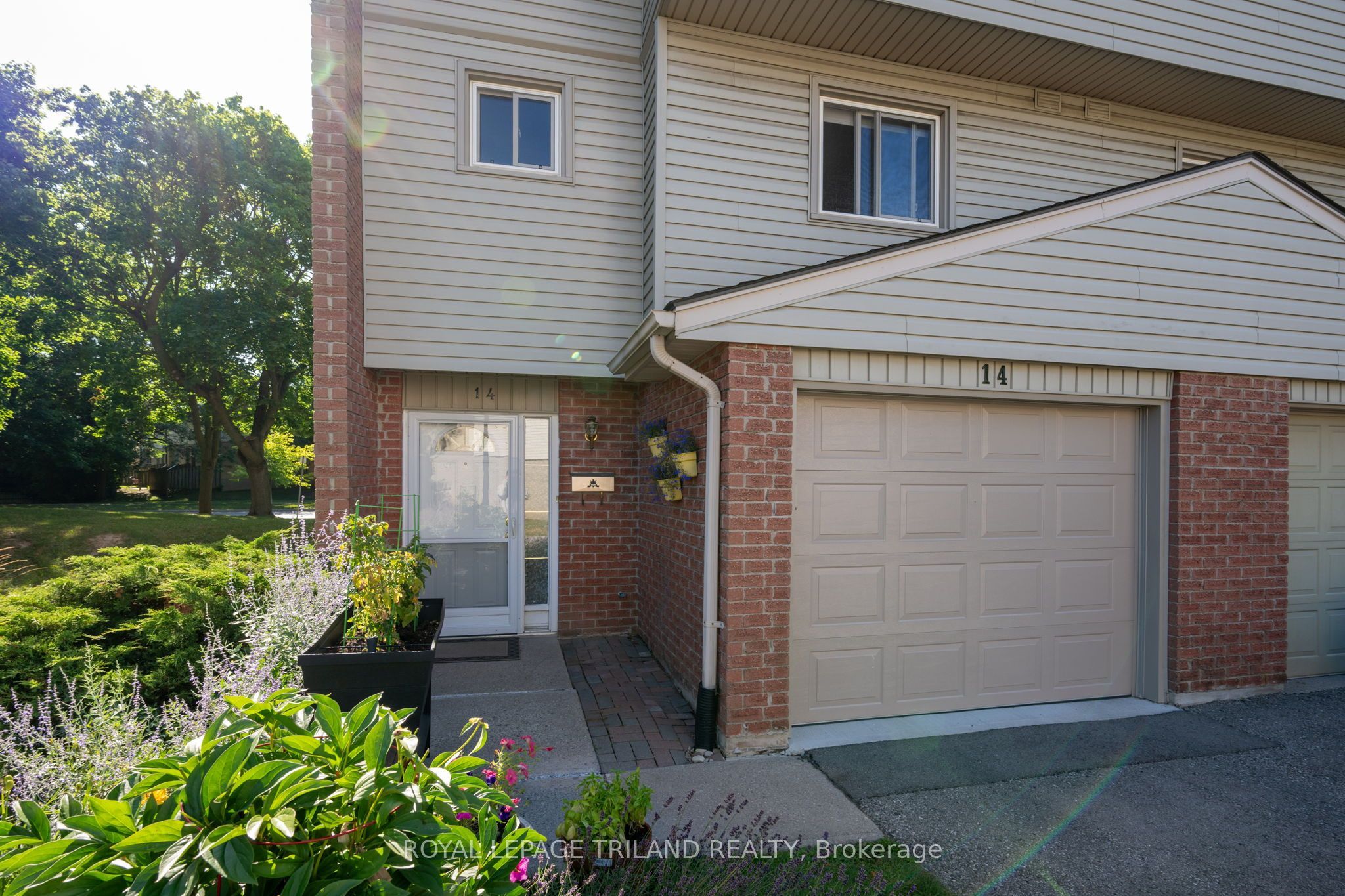 300 Sandringham Crescent 14 Property Photo 3