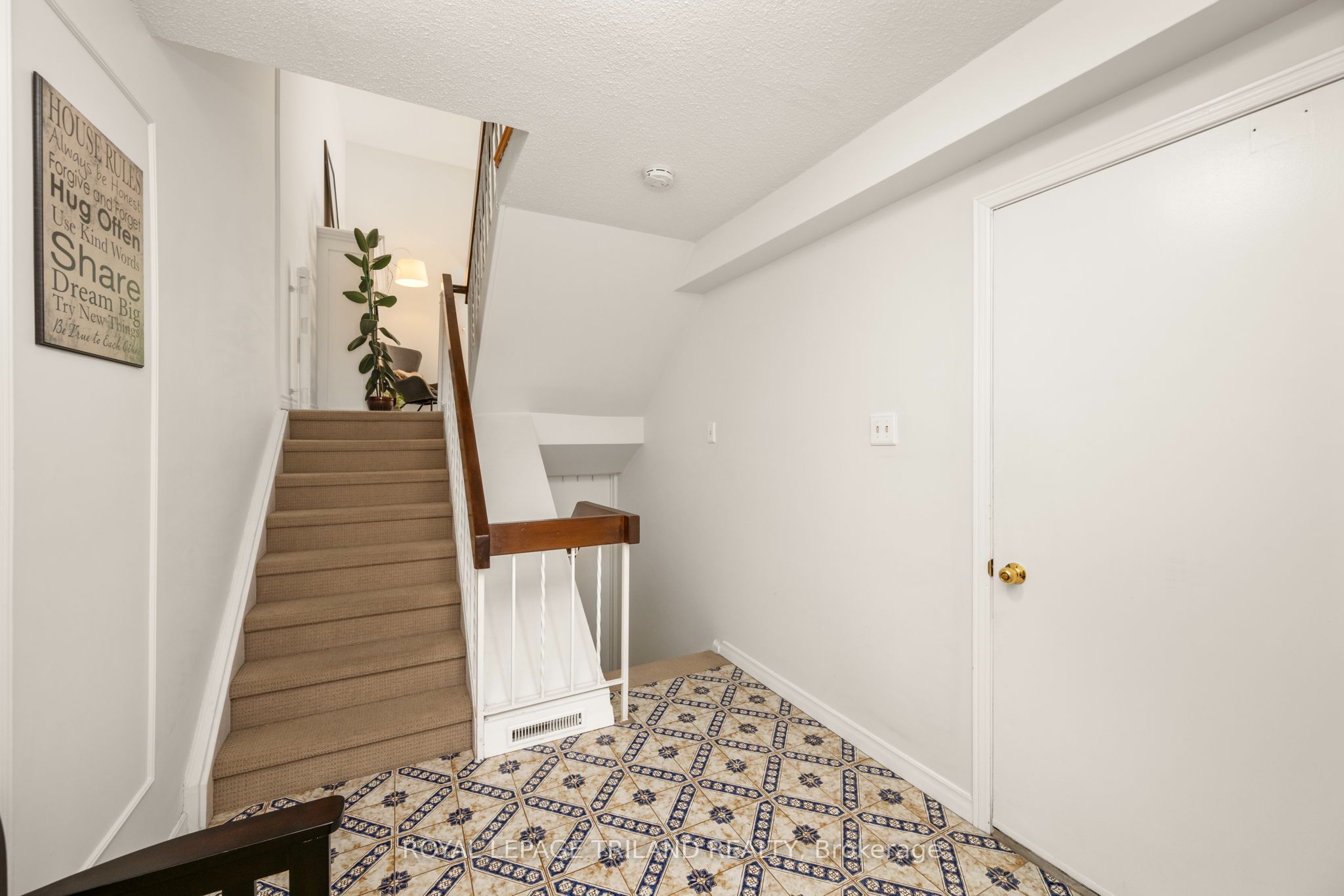 300 Sandringham Crescent 14 Property Photo 4