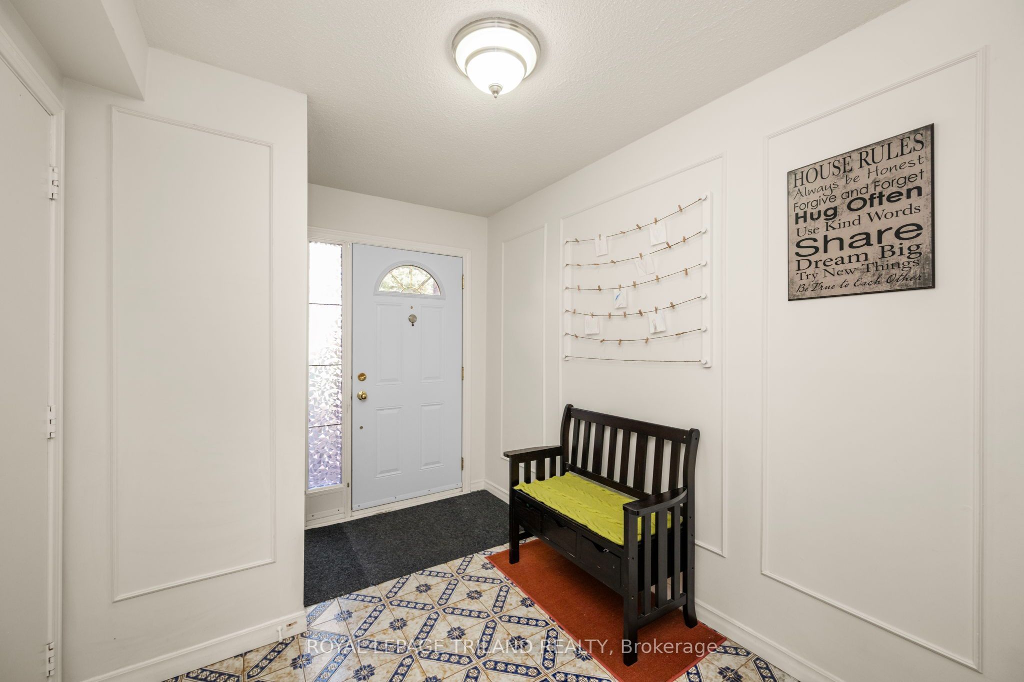 300 Sandringham Crescent 14 Property Photo 5