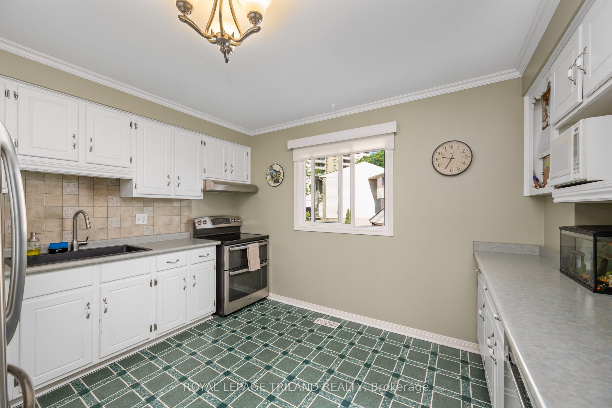 300 Sandringham Crescent 14 Property Photo 13