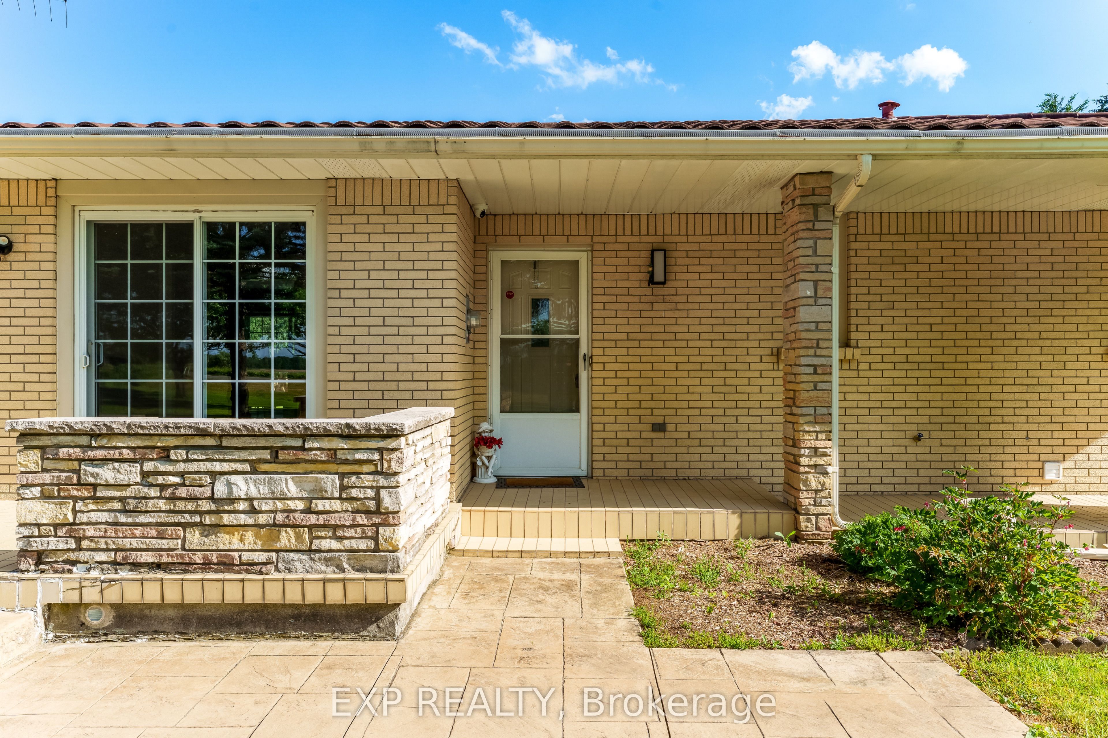 2047 Hamilton Road Property Photo 2