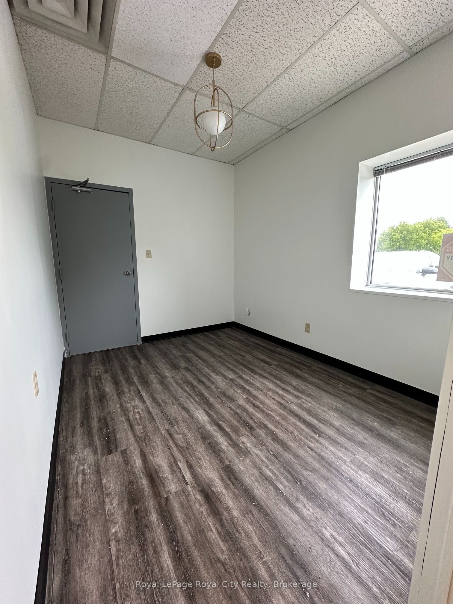 226 Speedvale Ave W Avenue Property Photo 8