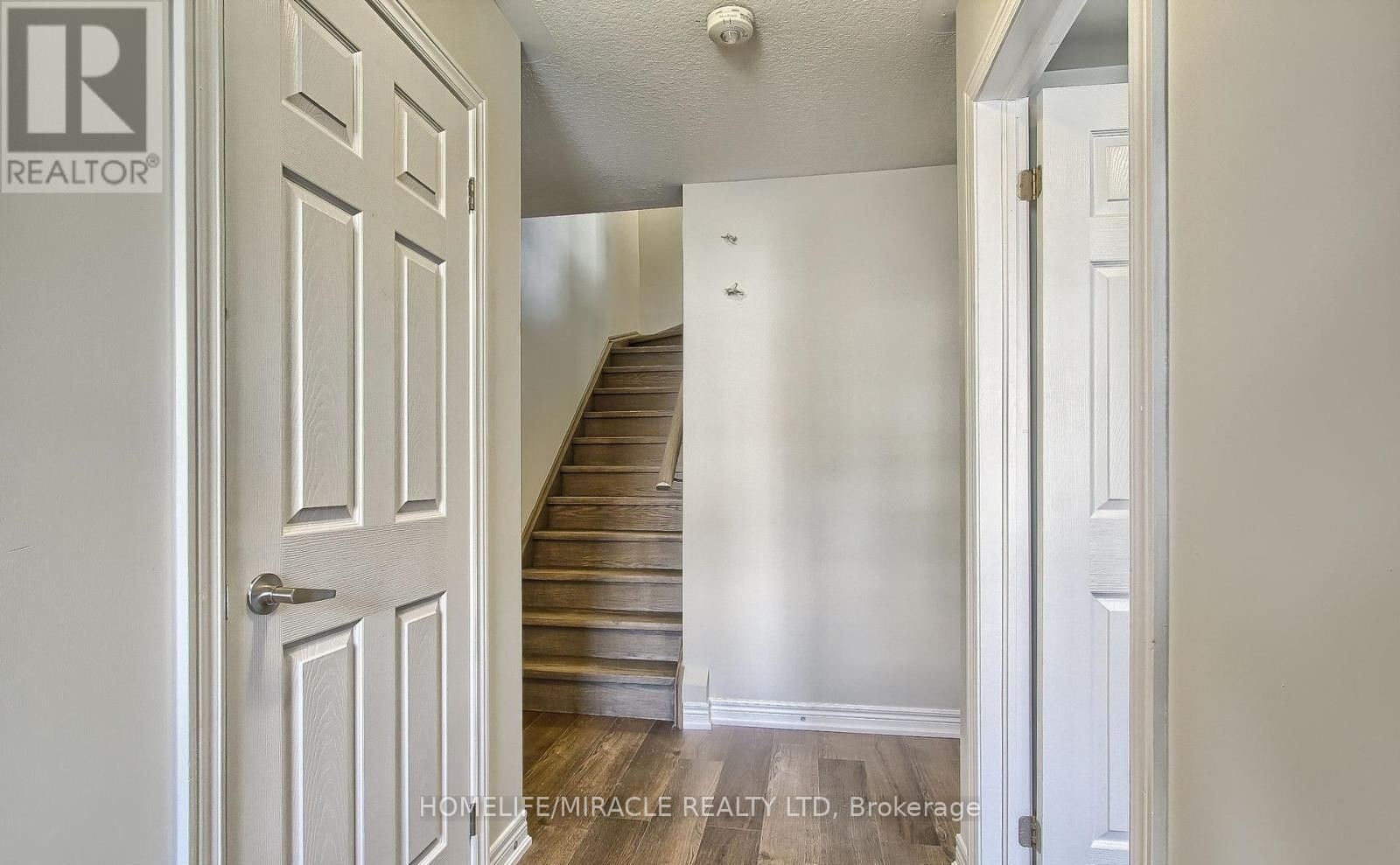 70 Knotty Pine Avenue Property Photo 3