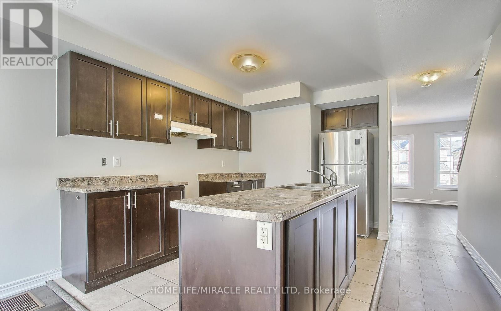 70 Knotty Pine Avenue Property Photo 6