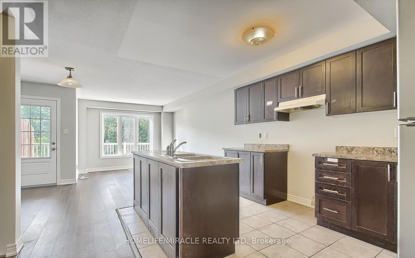 70 Knotty Pine Avenue Property Photo 9