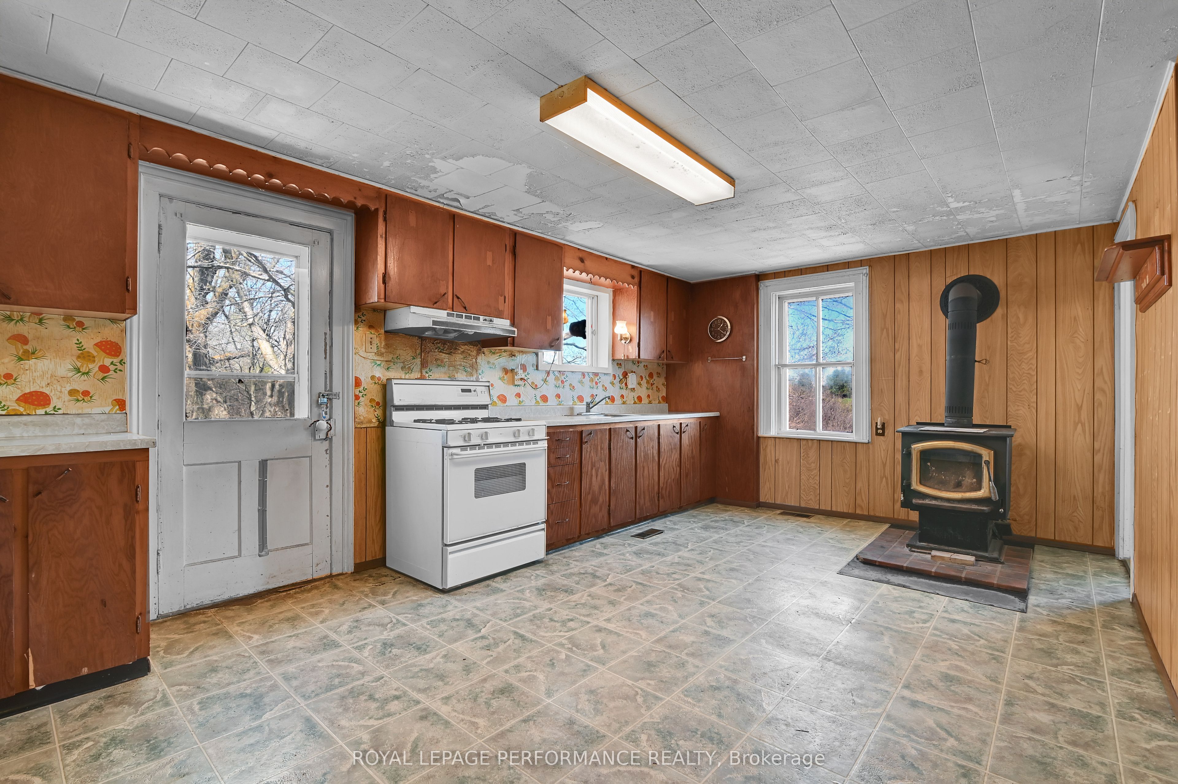 2421 Buckwheat Road W Property Photo 11