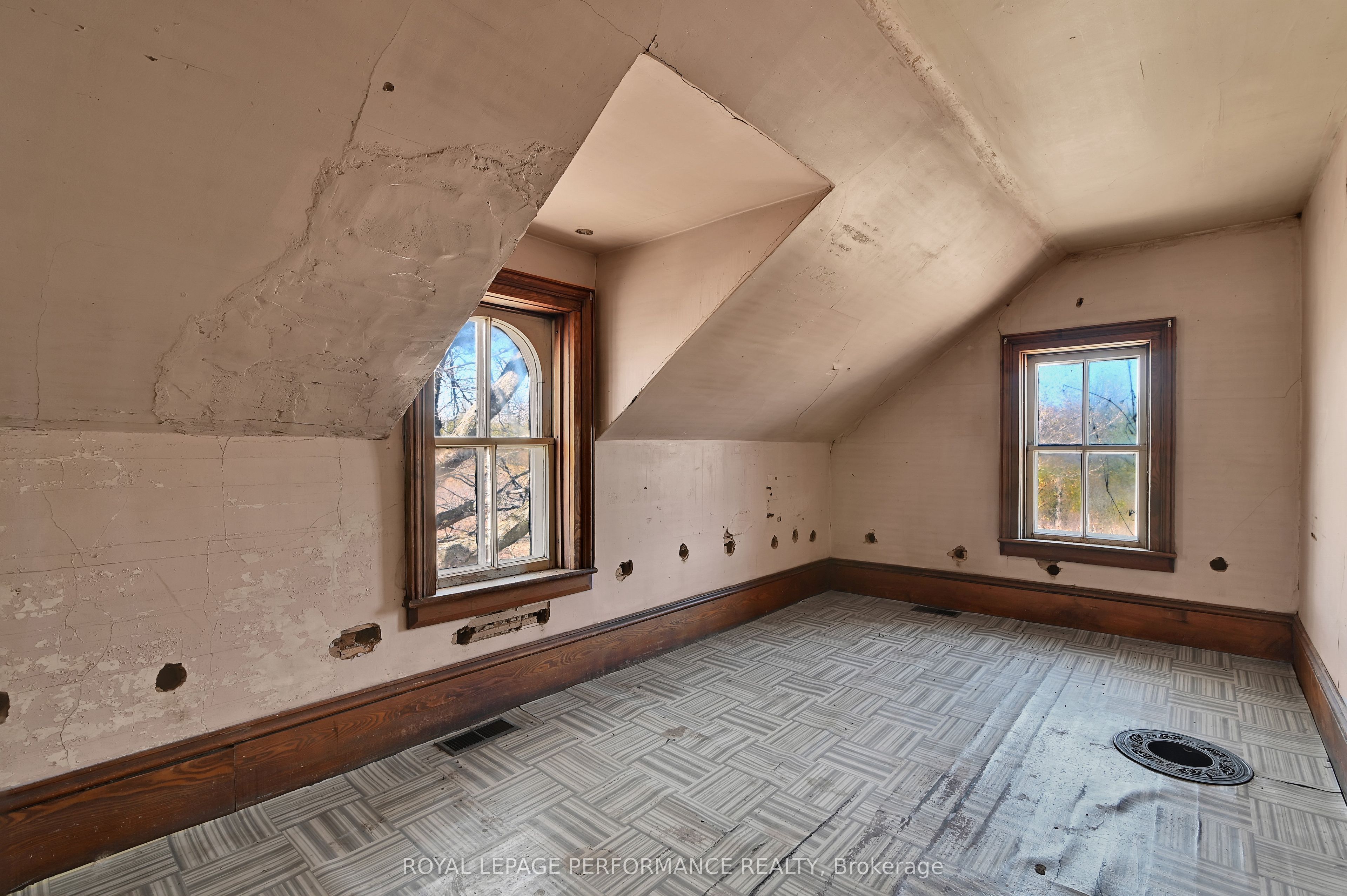 2421 Buckwheat Road W Property Photo 19