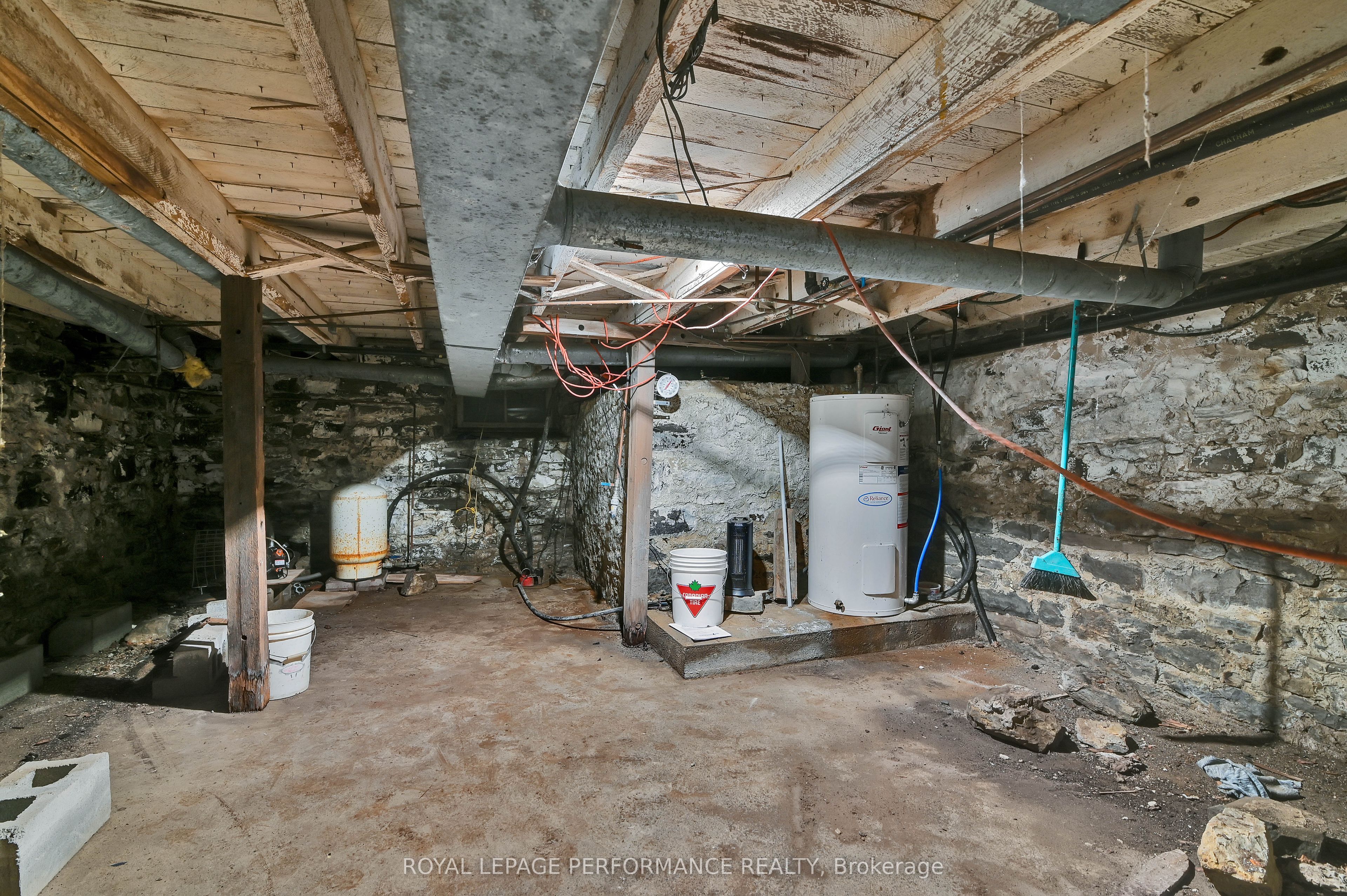 2421 Buckwheat Road W Property Photo 23