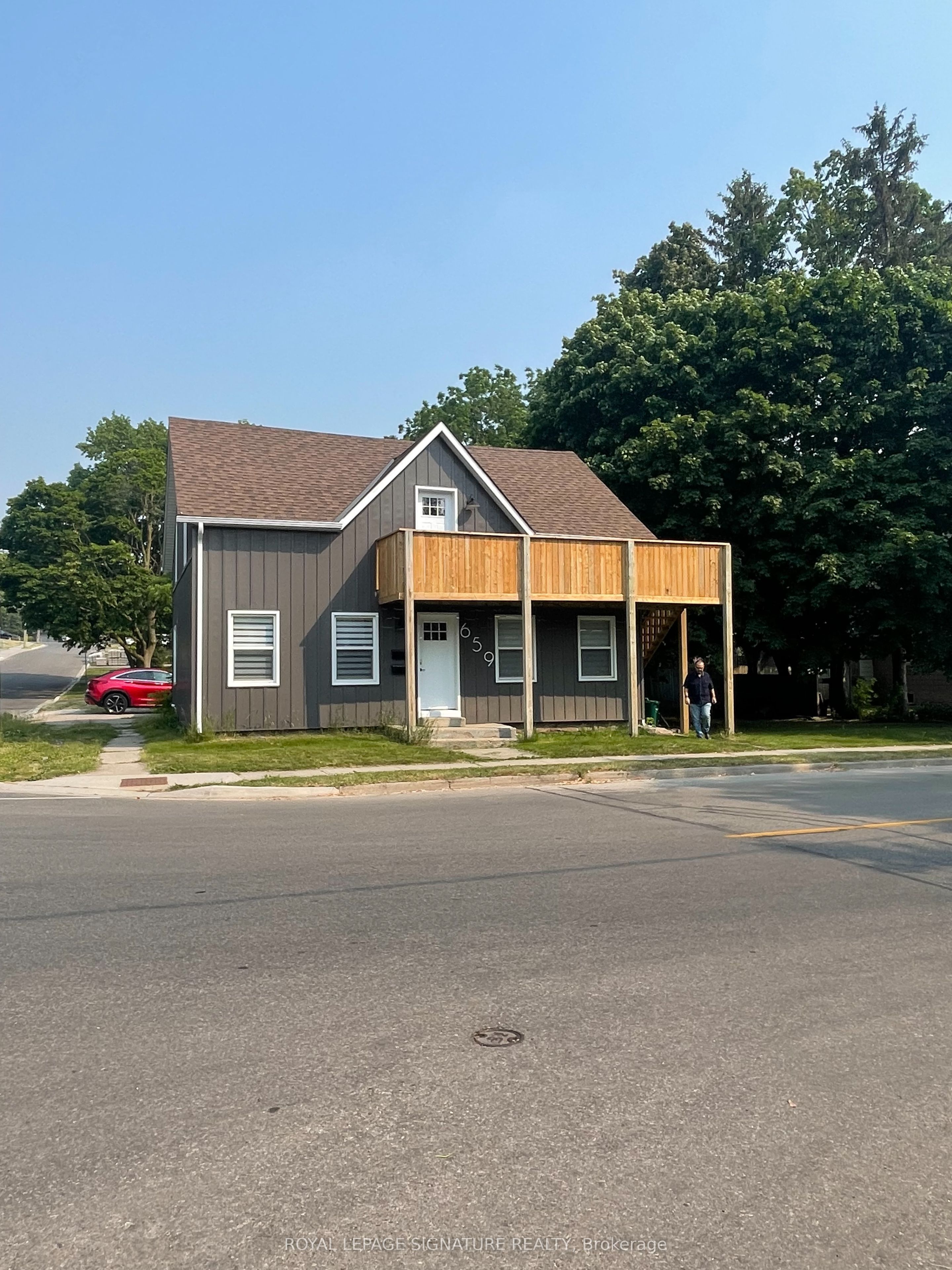 659 Dolph Street N Upper Property Photo 1