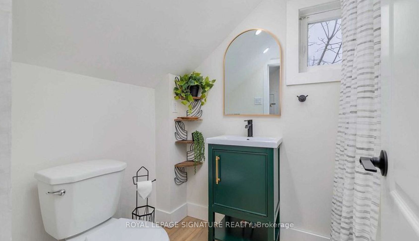 659 Dolph Street N Upper Property Photo 6