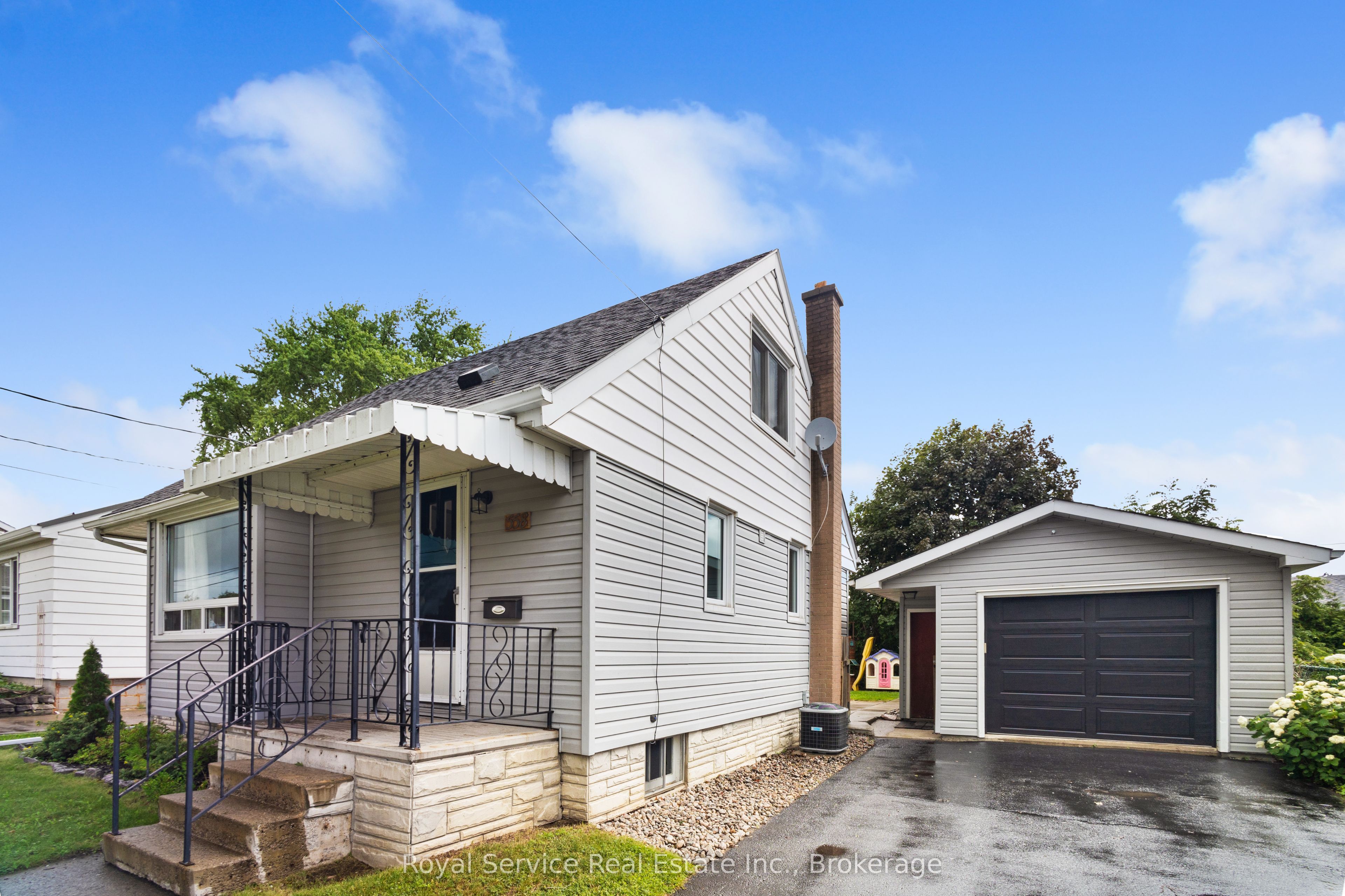 558 Burnham Street Property Photo 4