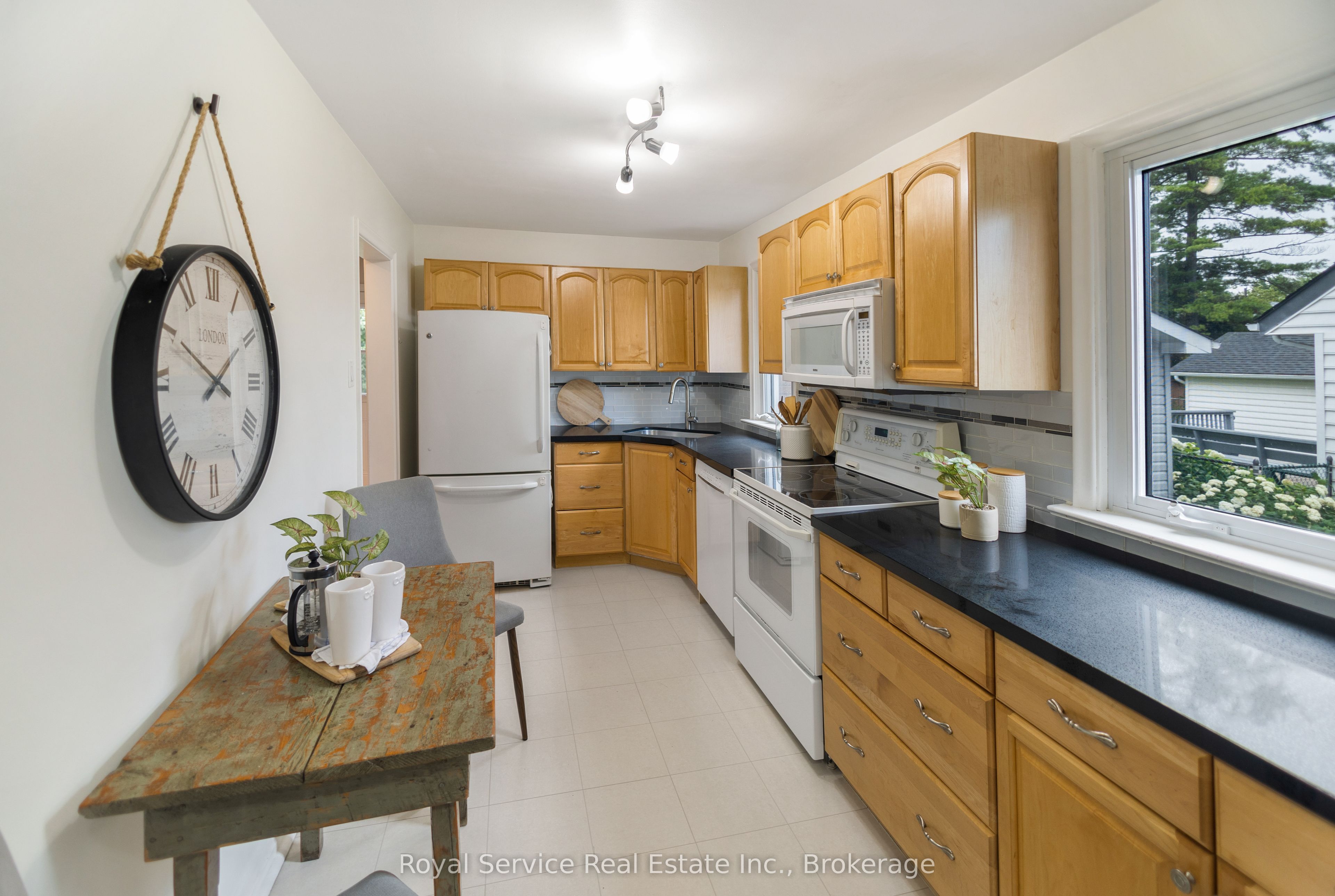 558 Burnham Street Property Photo 5