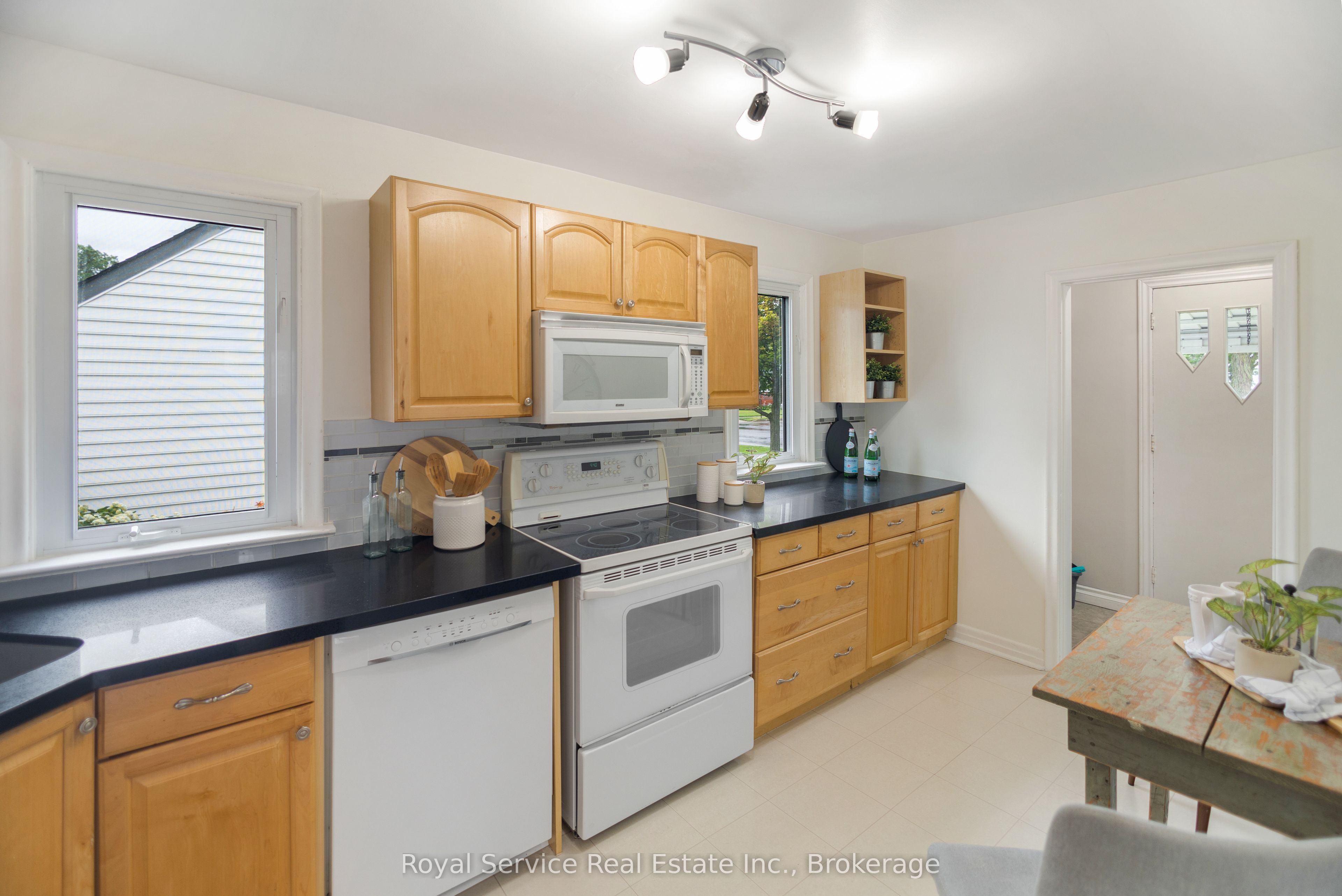 558 Burnham Street Property Photo 6