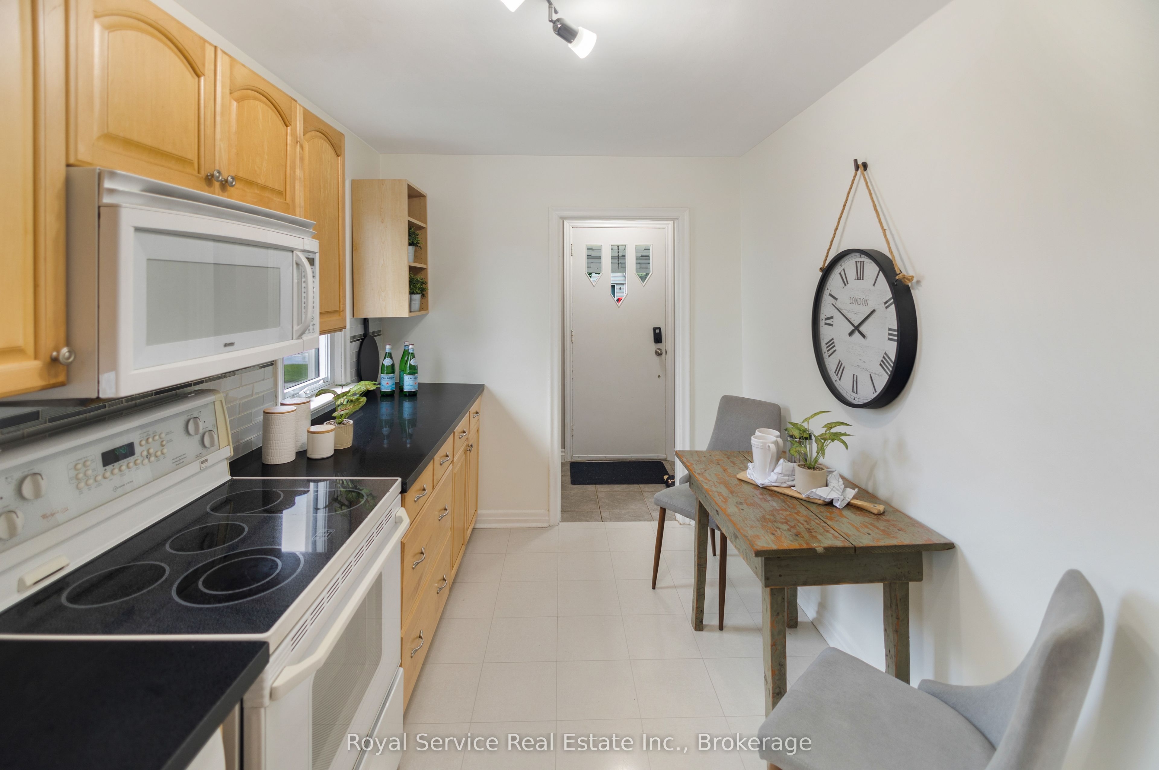 558 Burnham Street Property Photo 7