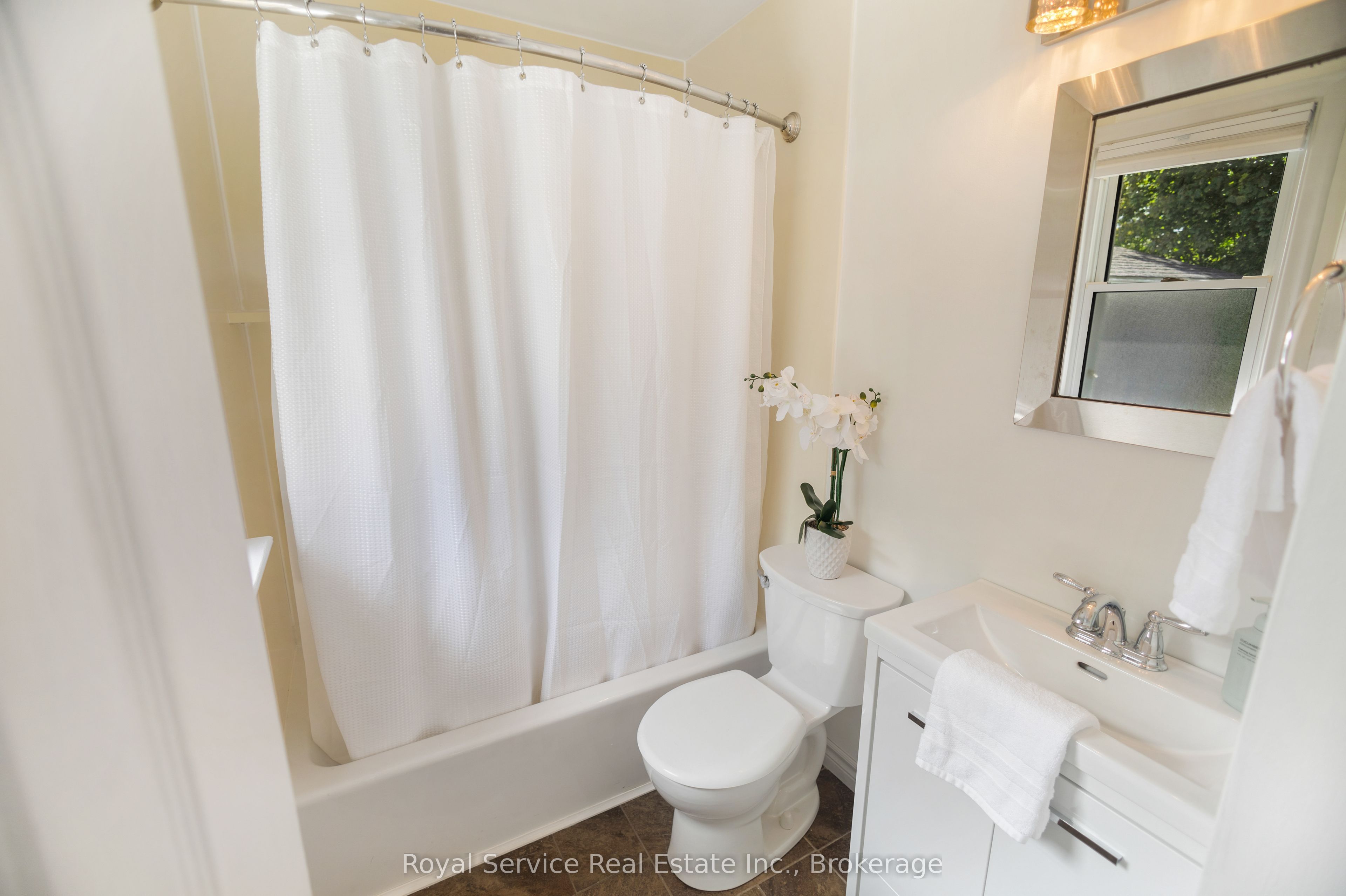 558 Burnham Street Property Photo 16