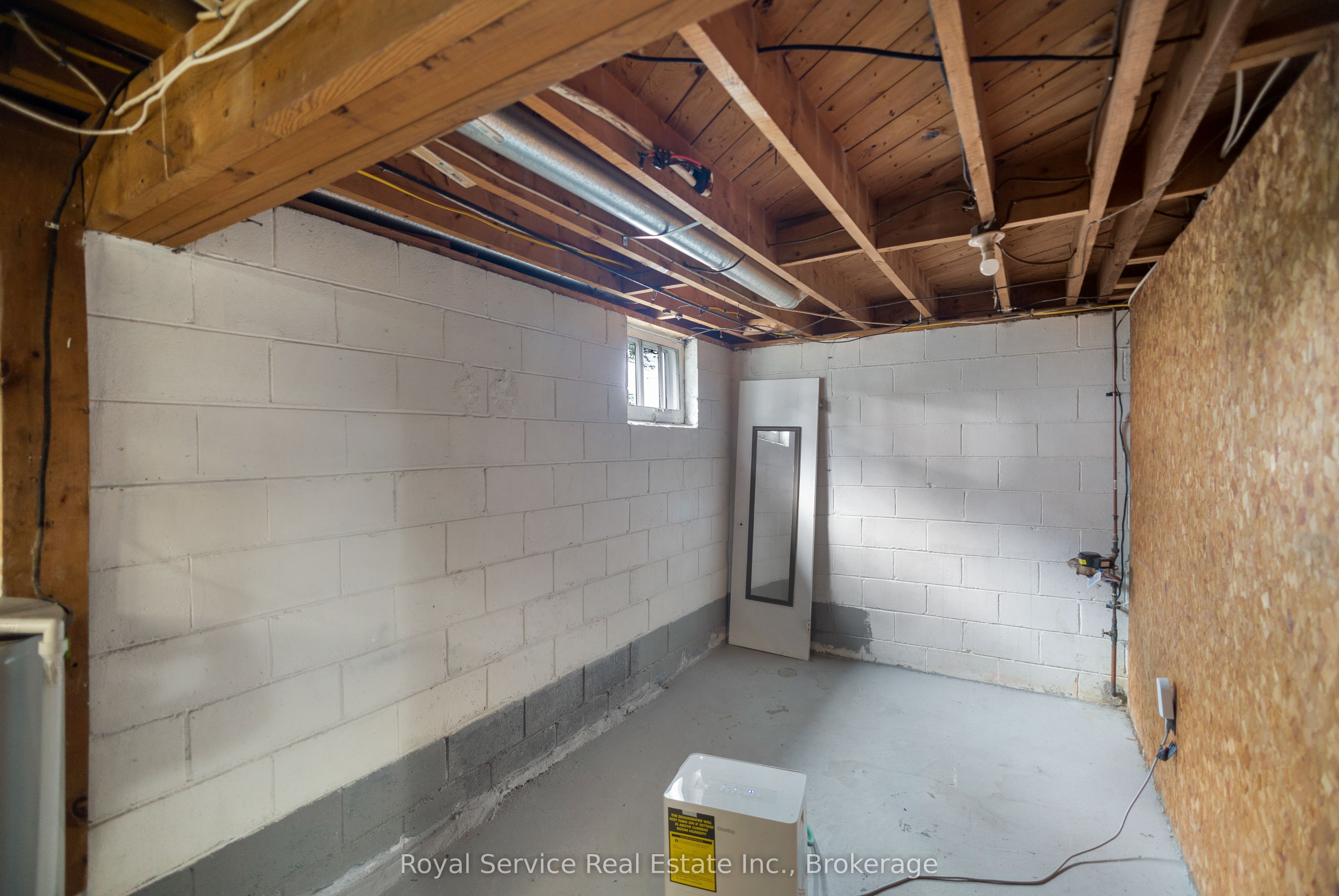 558 Burnham Street Property Photo 28