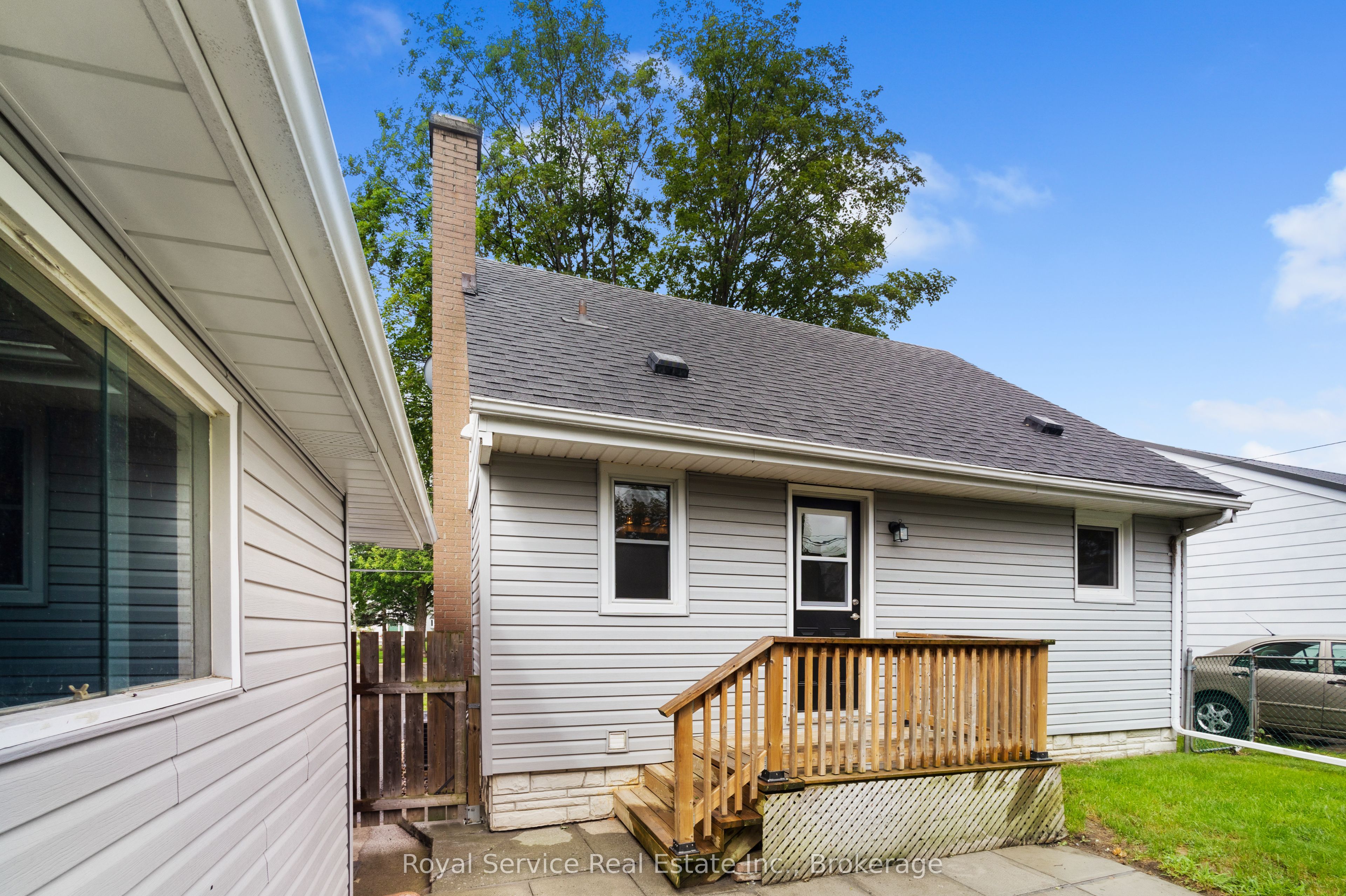558 Burnham Street Property Photo 32