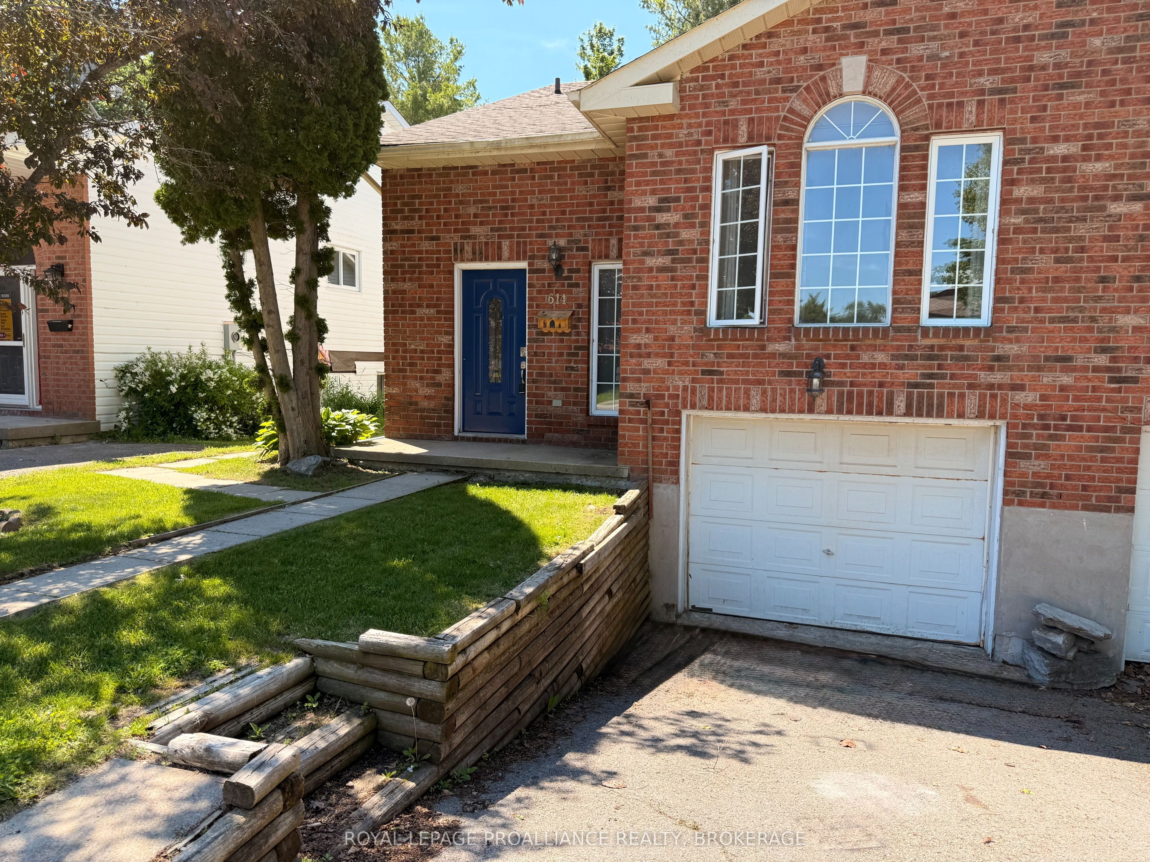 614 Barnsley Crescent Property Photo 3