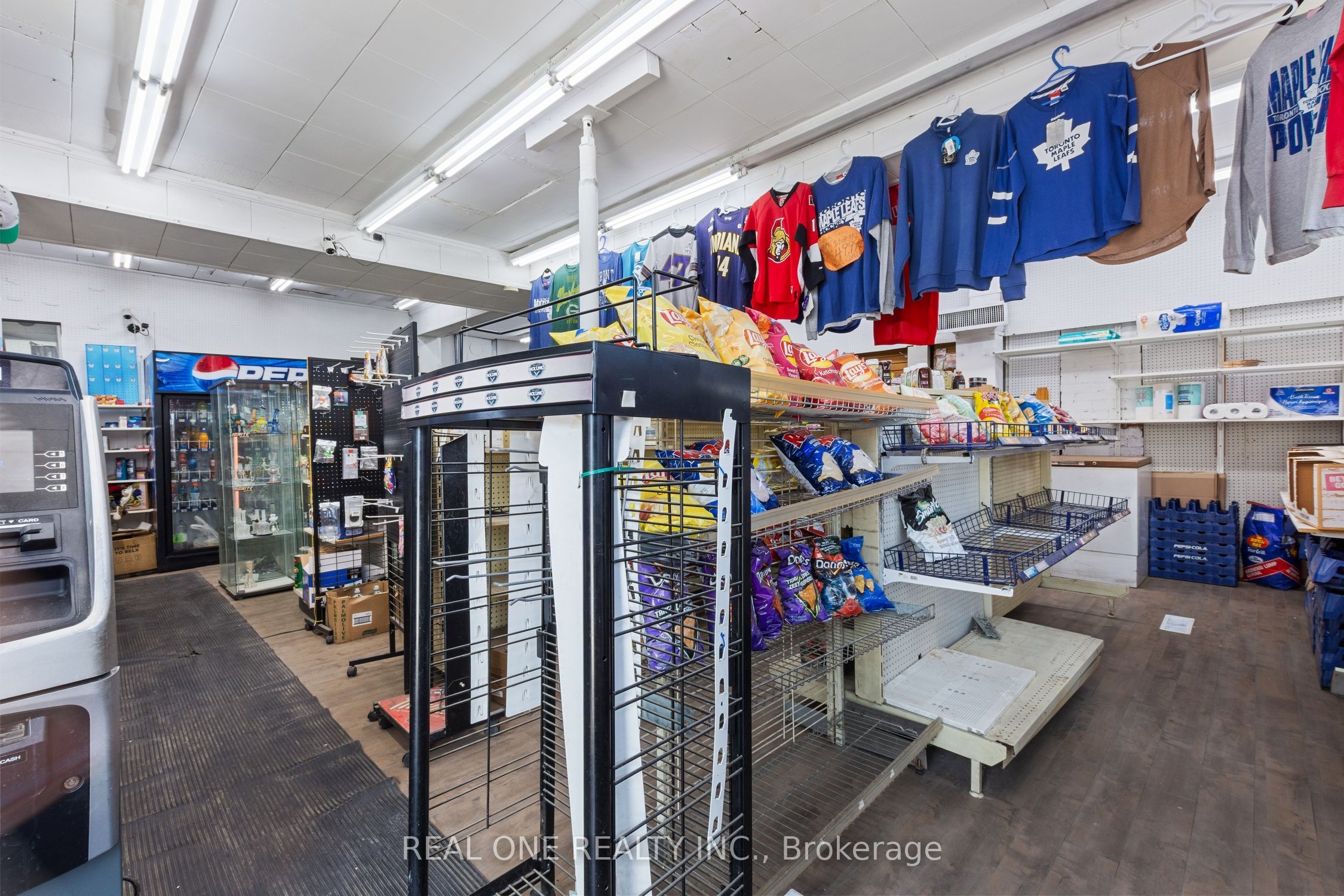 155 Victoria Avenue N Property Photo 3