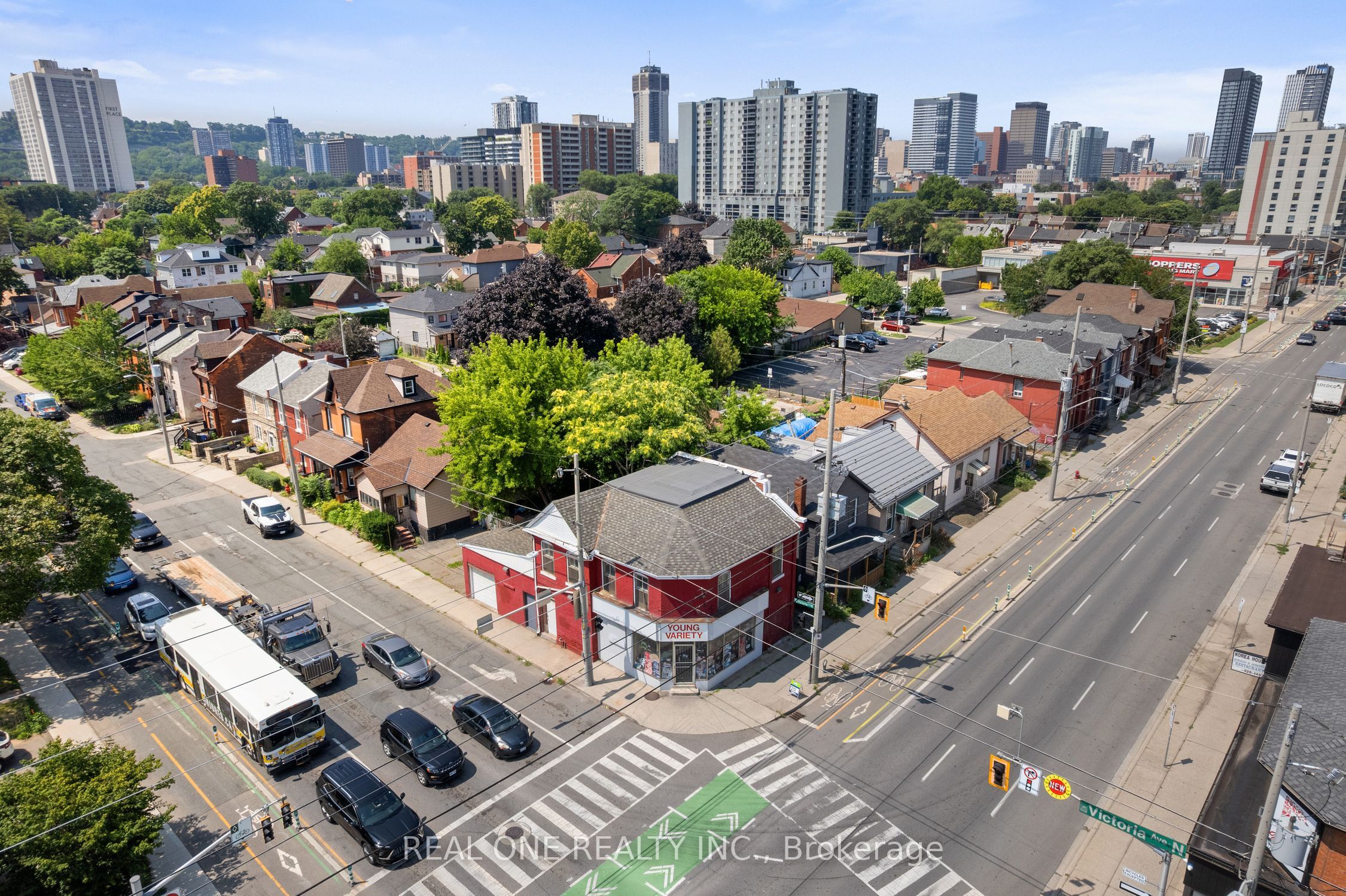 155 Victoria Avenue N Property Photo 33