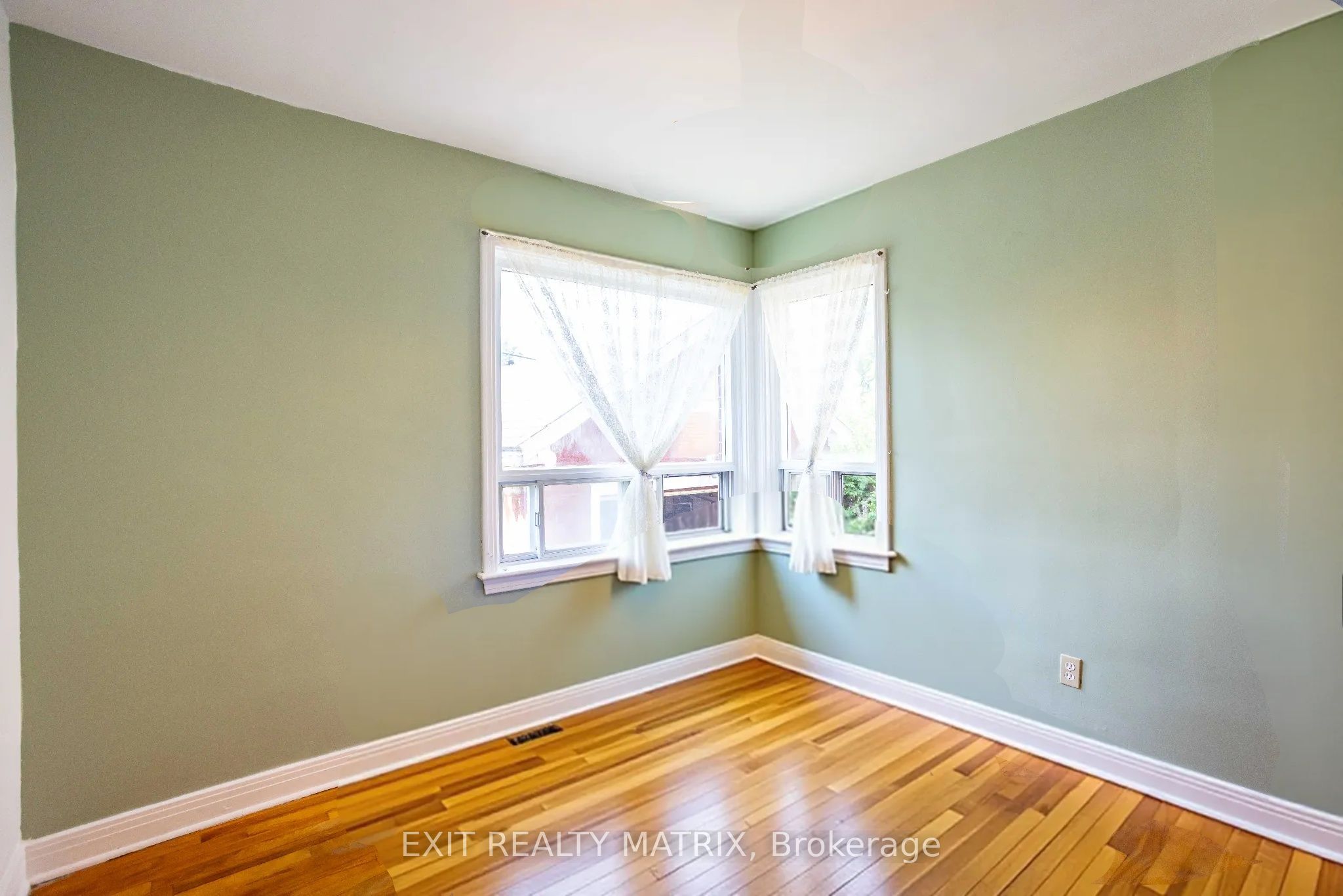 552 Dunbrack Street Property Photo 9