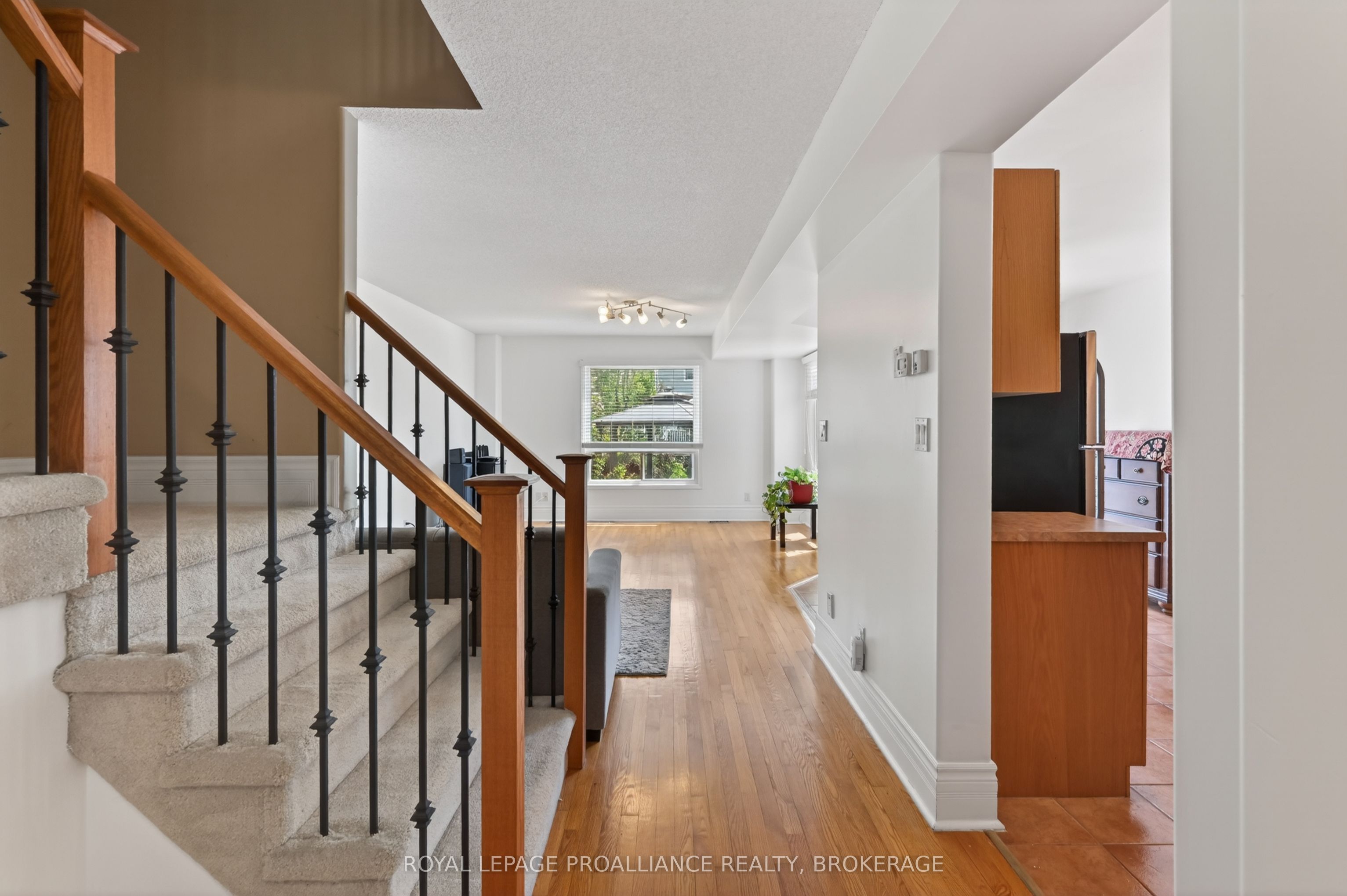 435 Maureen Street Property Photo 6