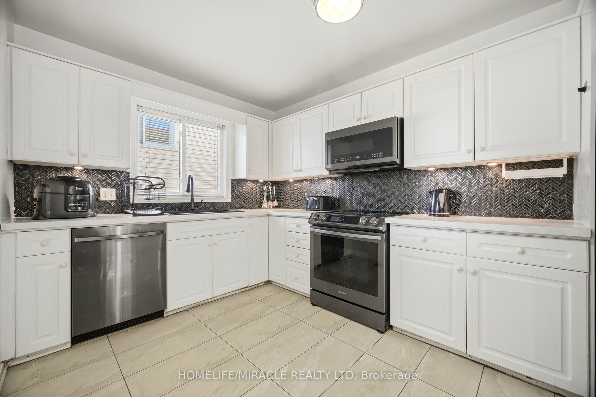 196 First St Louth Property Photo 13