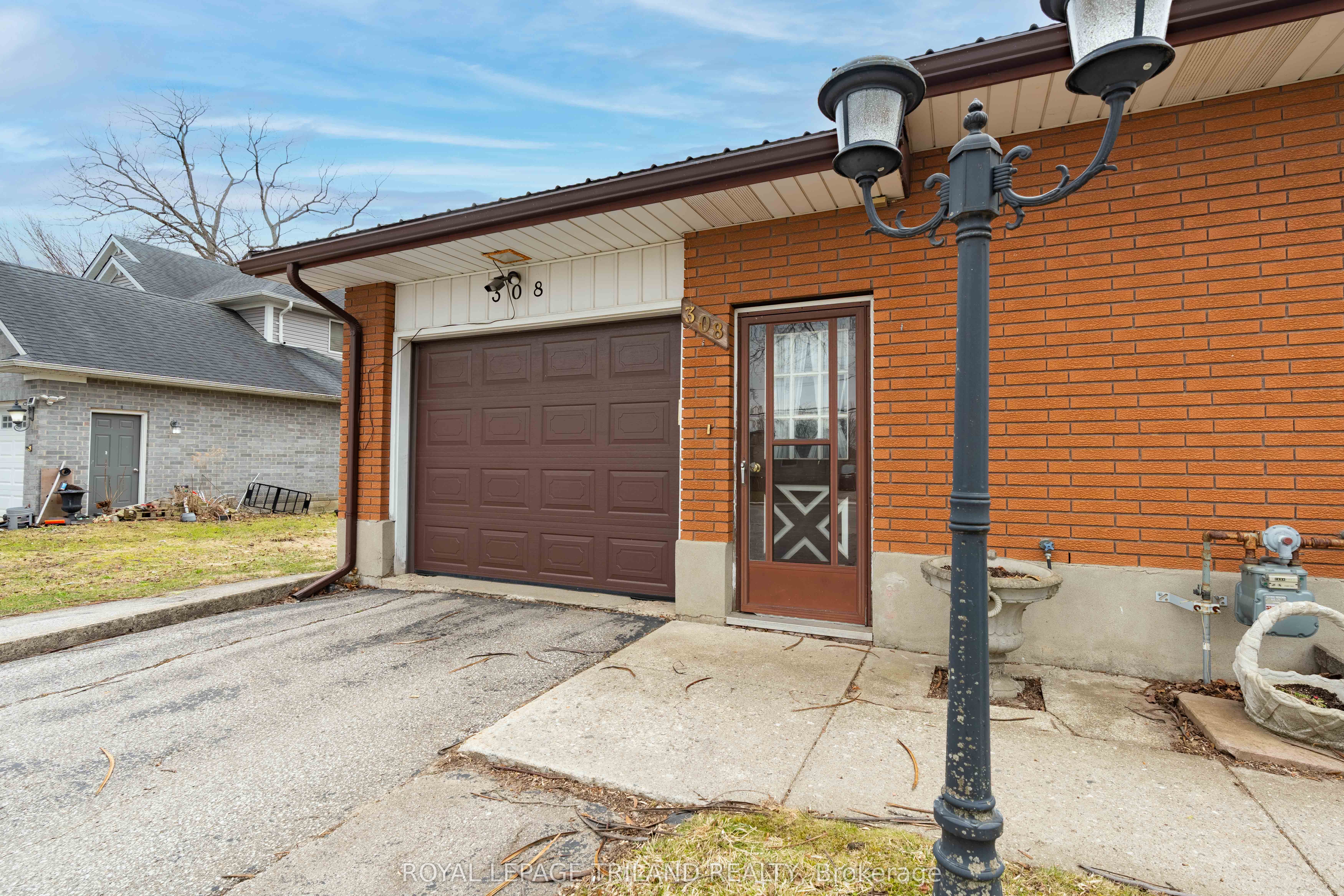308 John Street S Property Photo 6