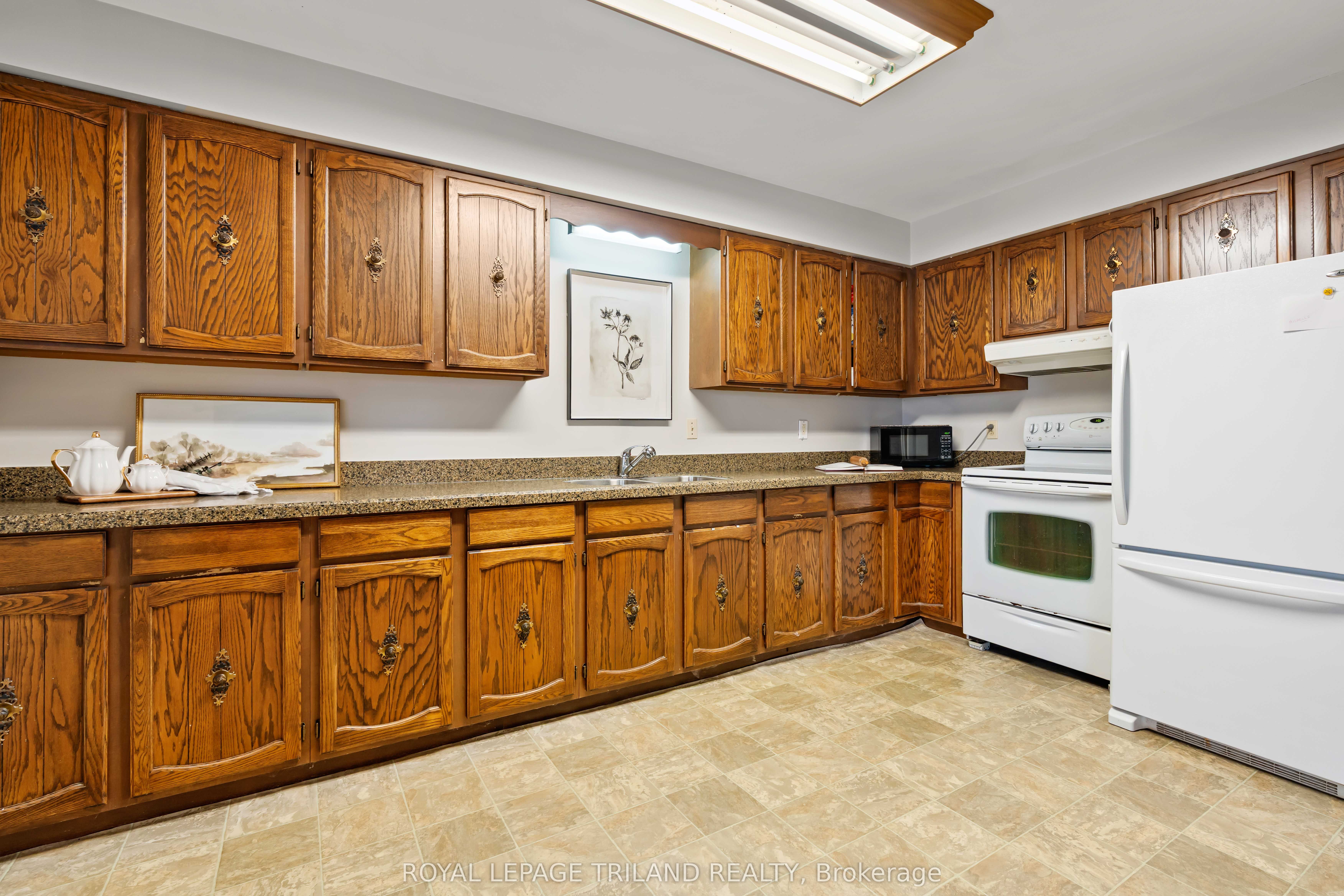 308 John Street S Property Photo 17
