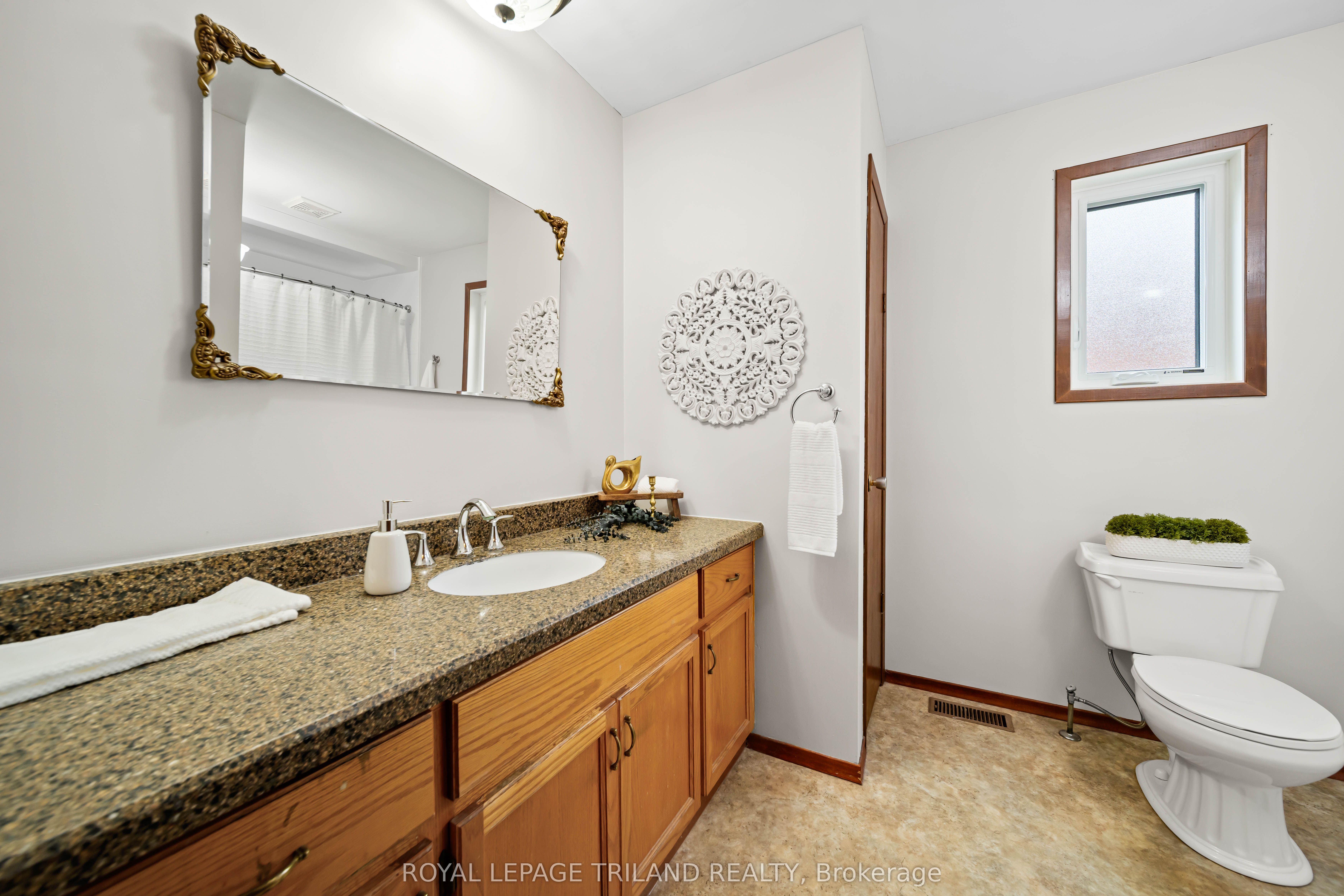 308 John Street S Property Photo 22