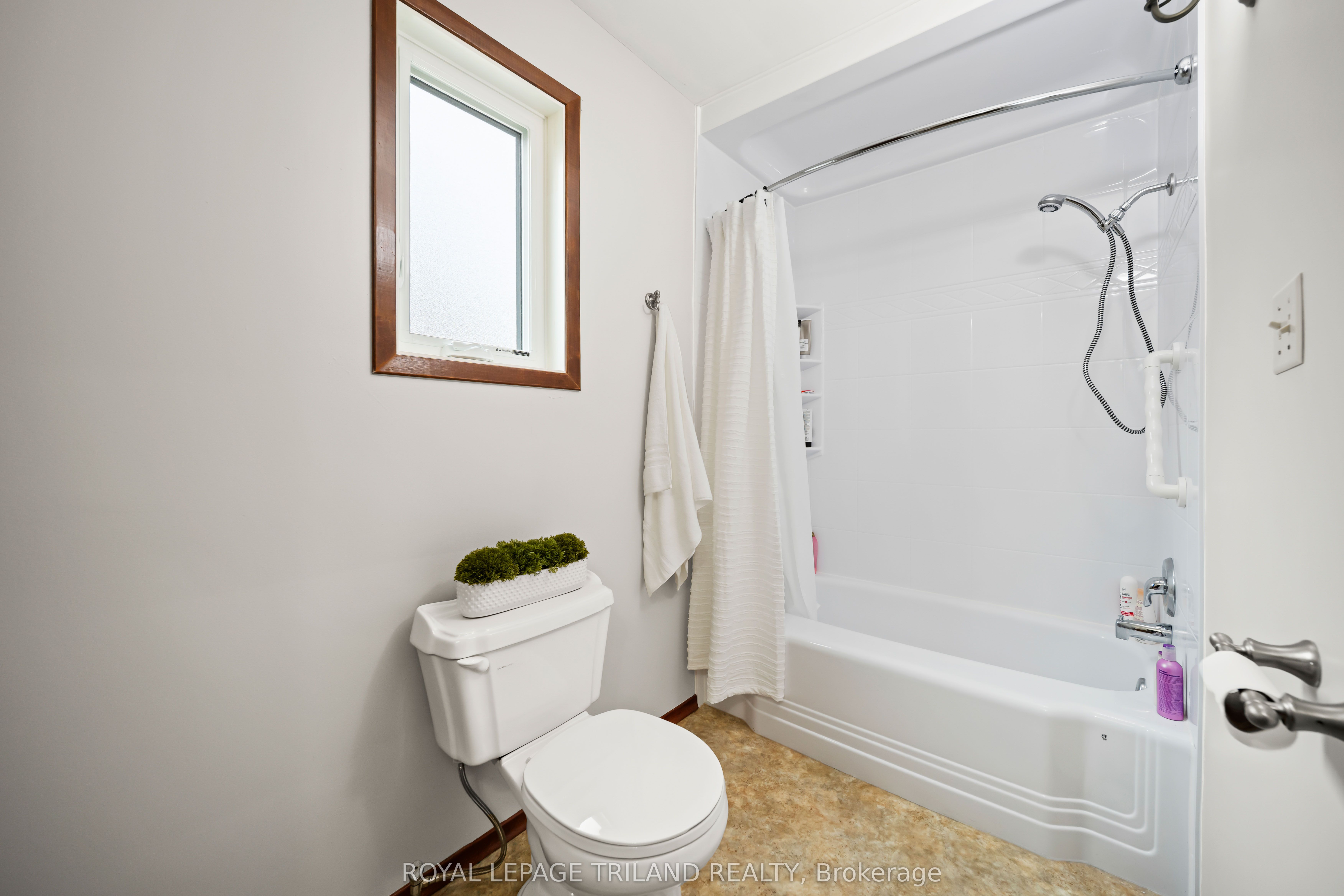 308 John Street S Property Photo 23