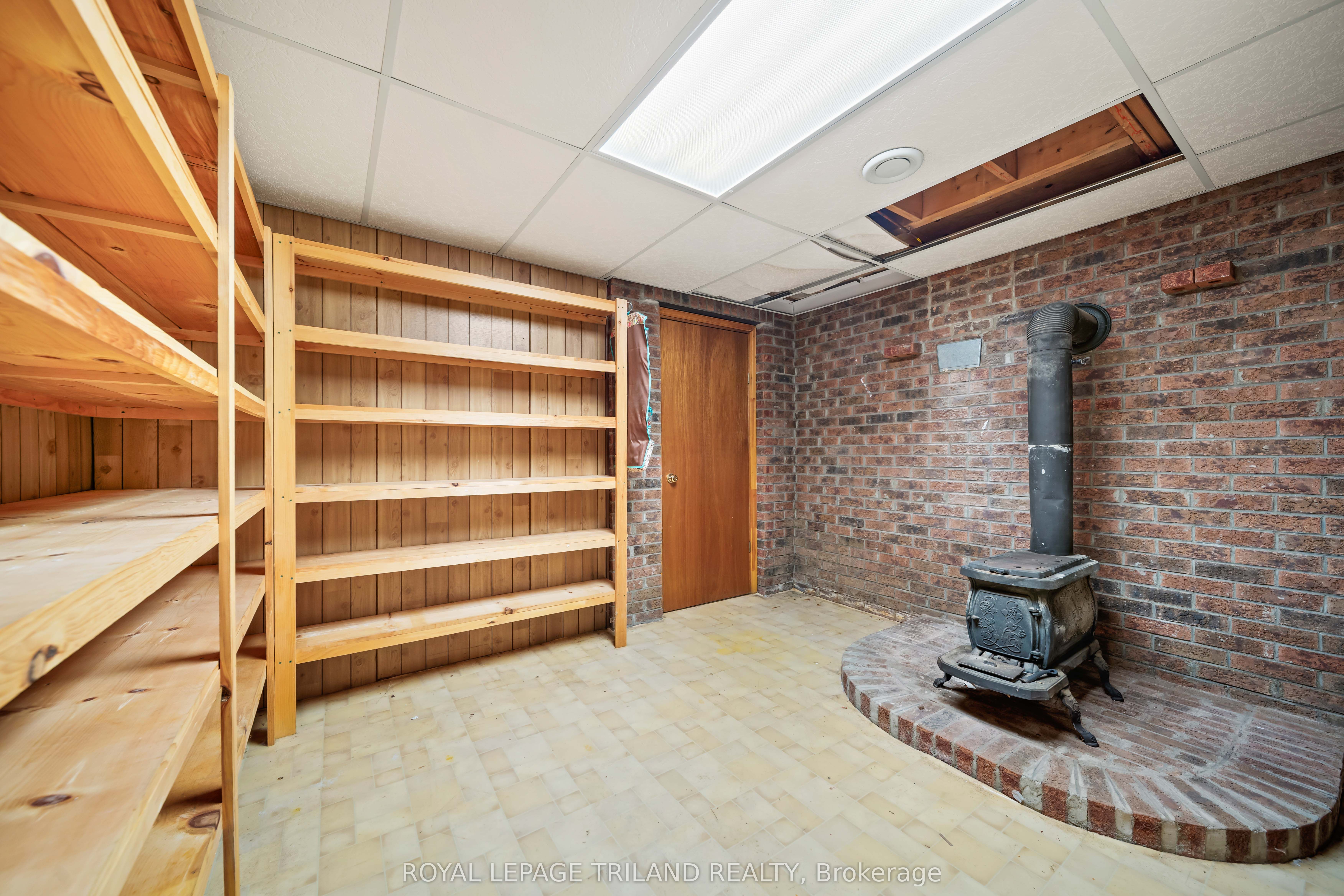 308 John Street S Property Photo 33