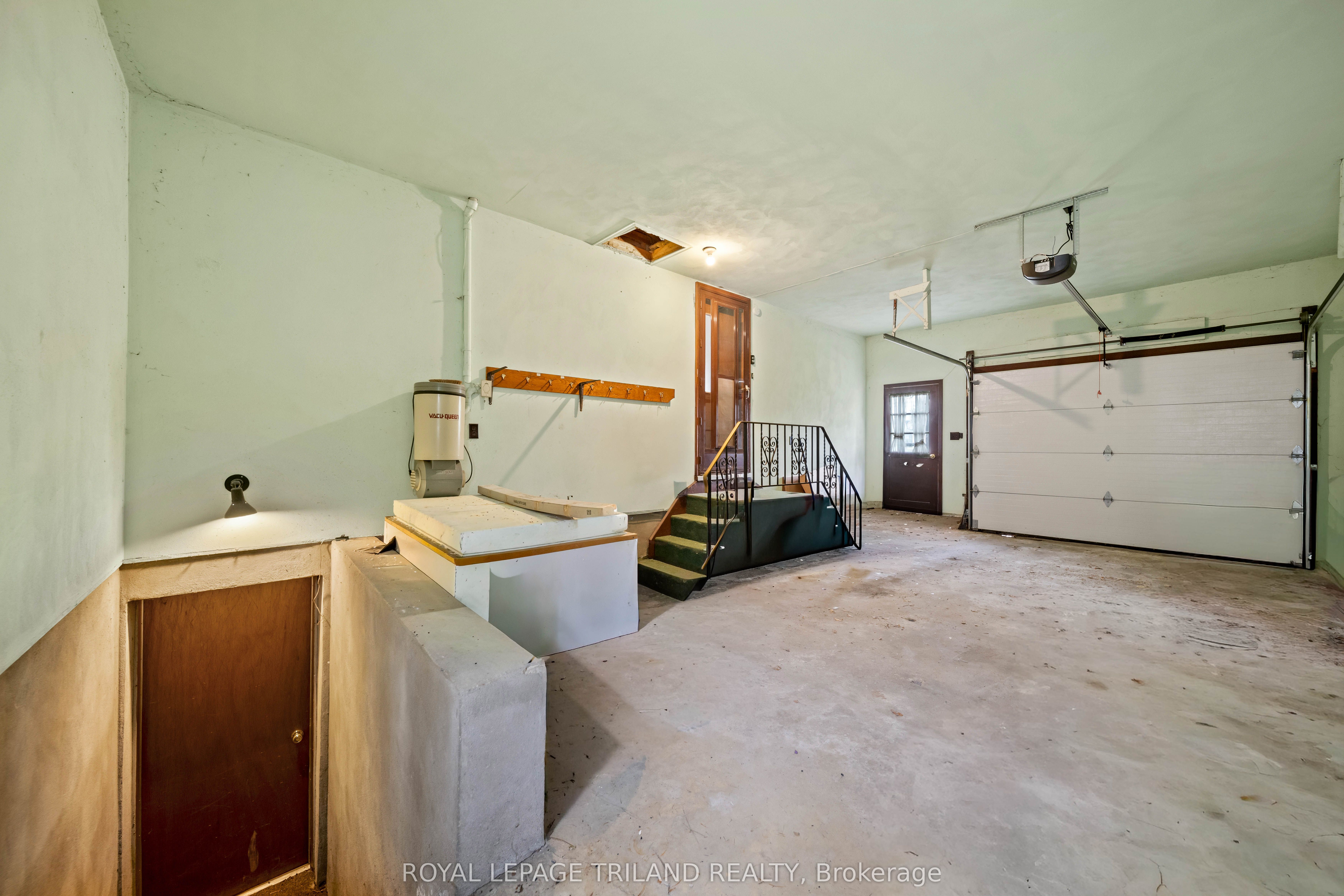 308 John Street S Property Photo 35