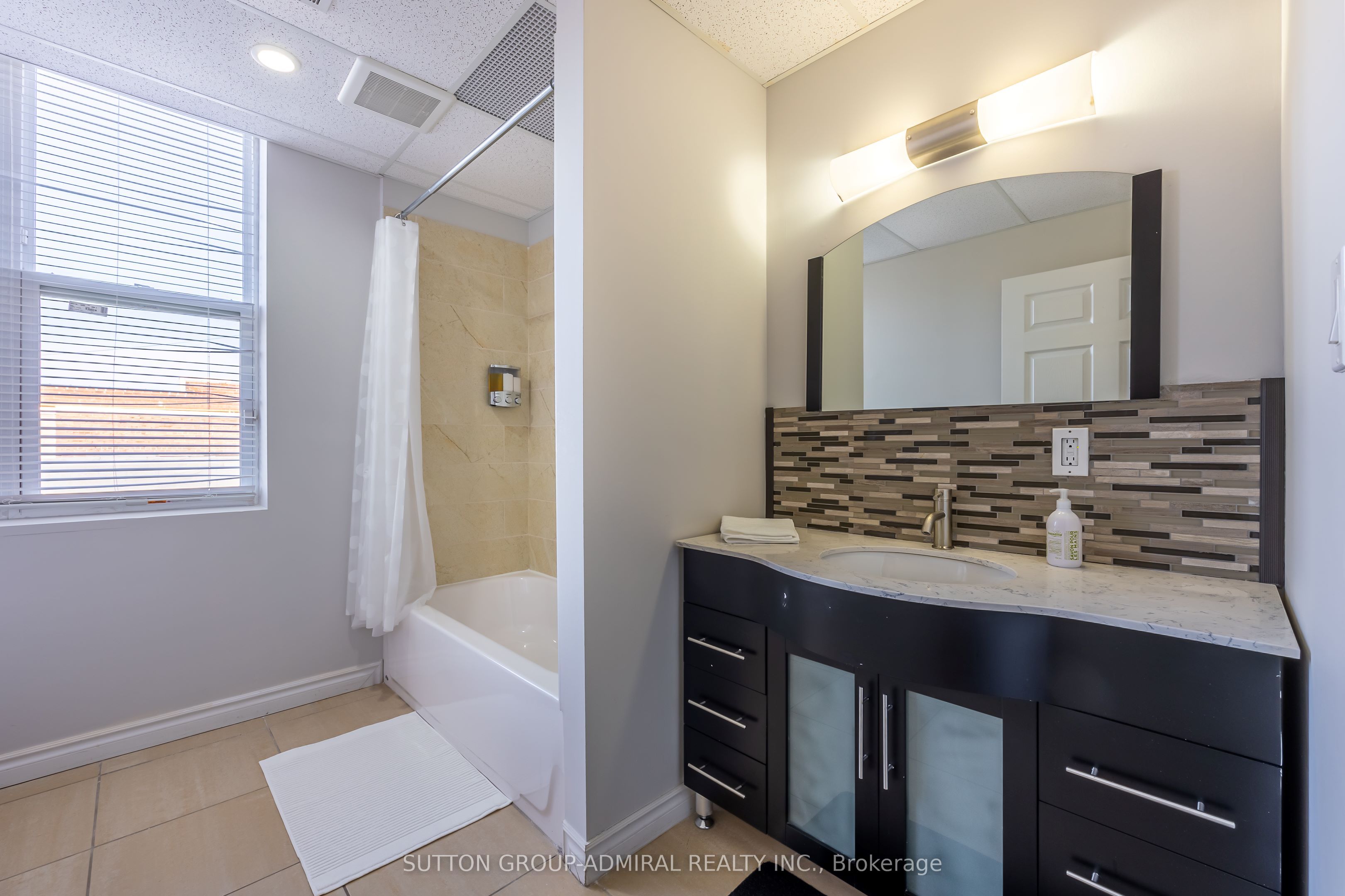 4497 Queen Street Property Photo 5