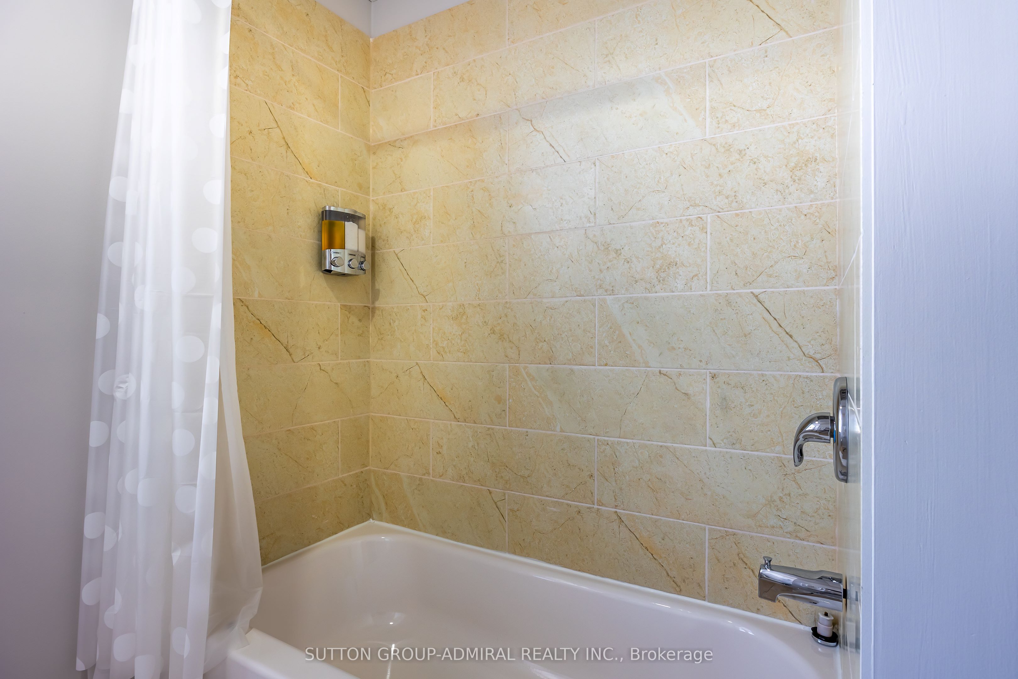 4497 Queen Street Property Photo 6