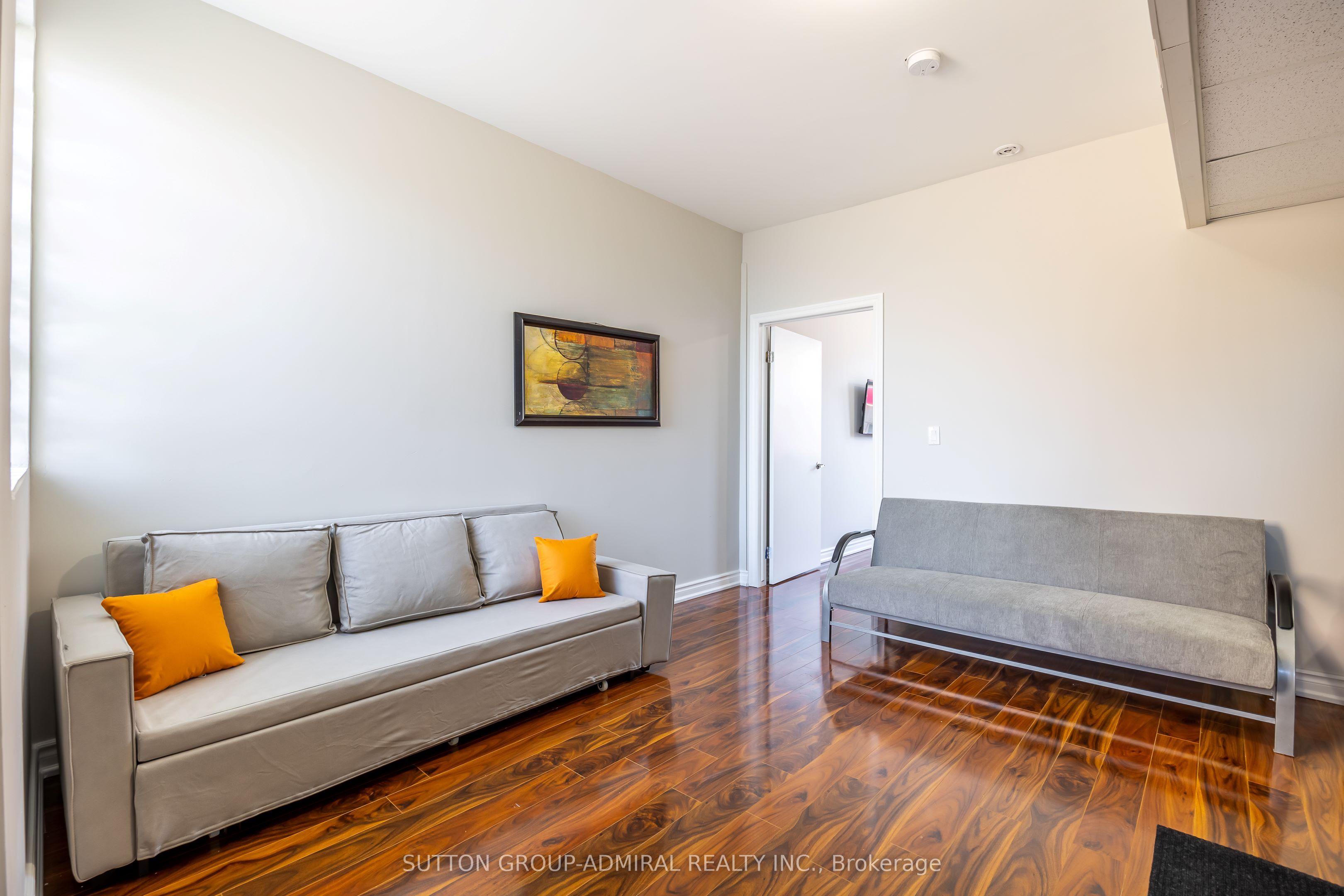4497 Queen Street Property Photo 9