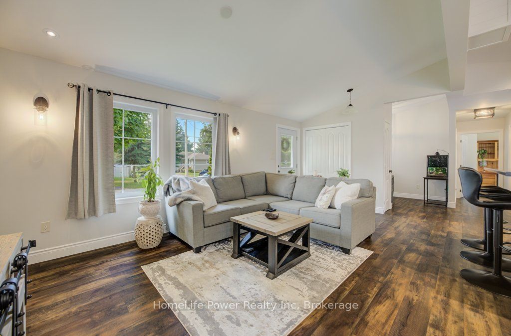 1077 Queen Street Property Photo 4